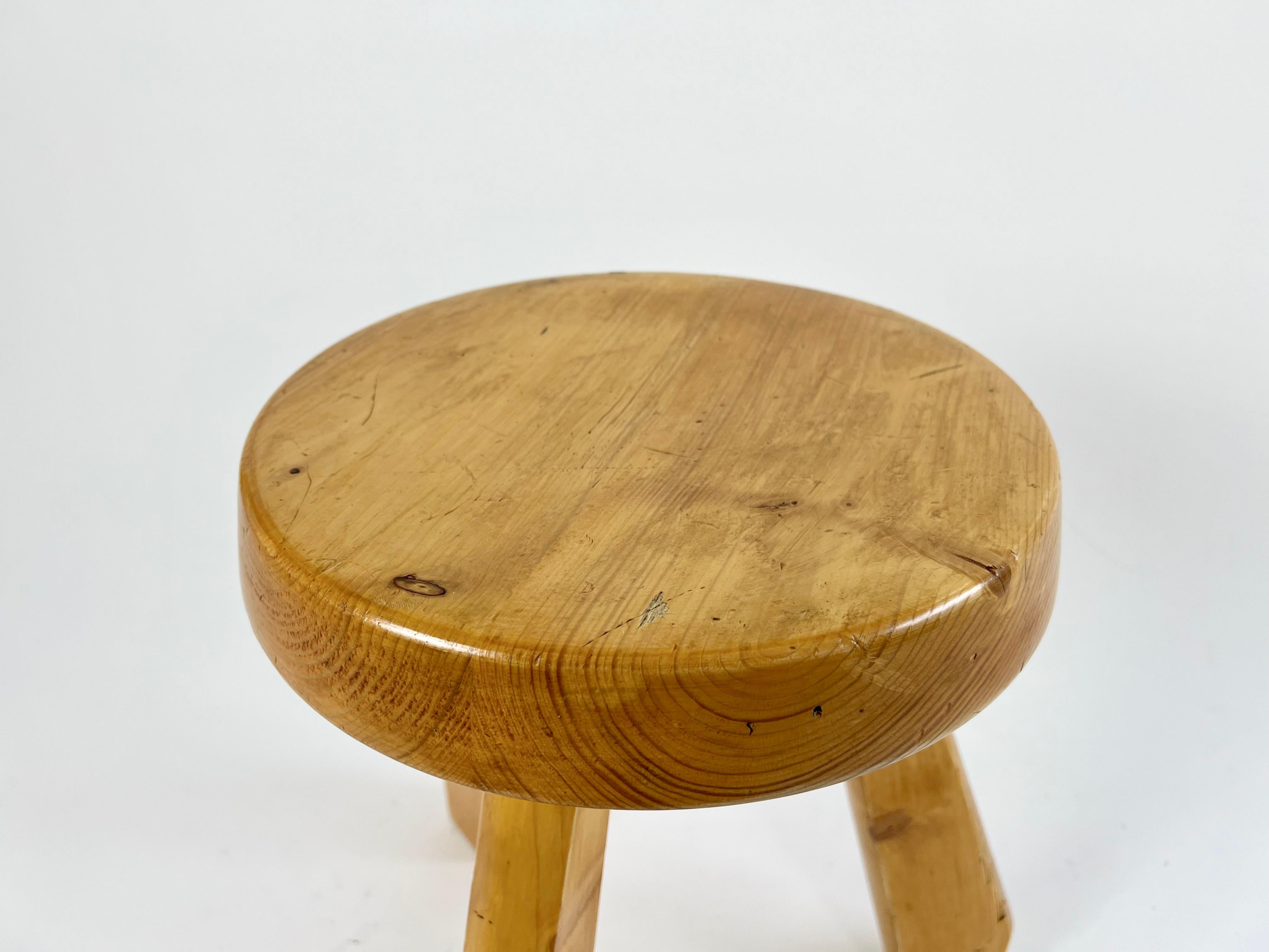 Paire de tabourets en pin des Arcs, Charlotte Perriand, France 1960-70s en vente 3