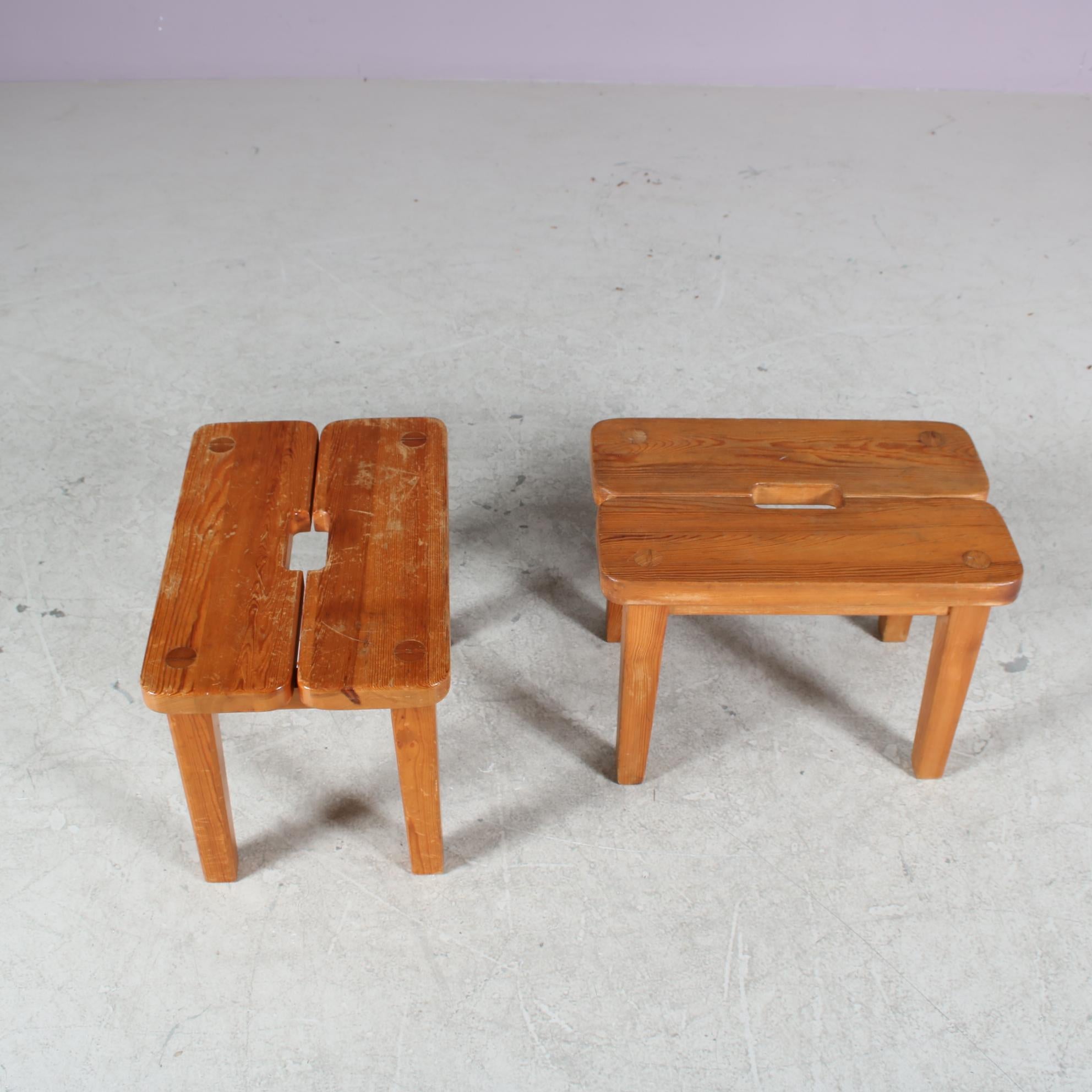 Pair of Pine Stools from Sweden, 1940 In Good Condition For Sale In Amsterdam, NL