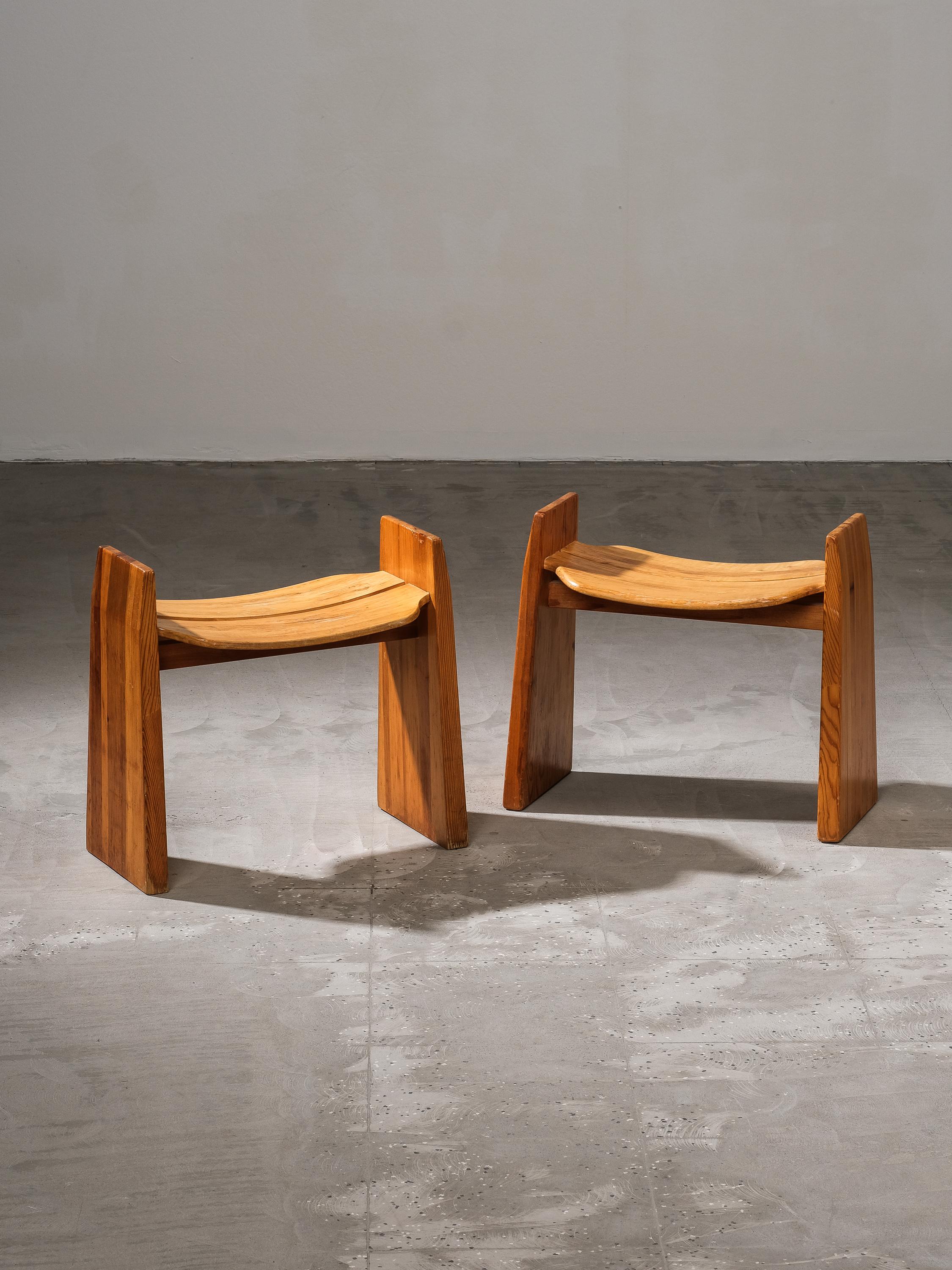 Paire de tabourets en pin 'Jonte', dessinés en 1969 par Gilbert Marklund. Produit par Furusnickarn AB, Suède. Pin laqué.

Les tabourets présentent des marques et une patine, de légères fissures et une réparation sous l'assise de l'autre tabouret