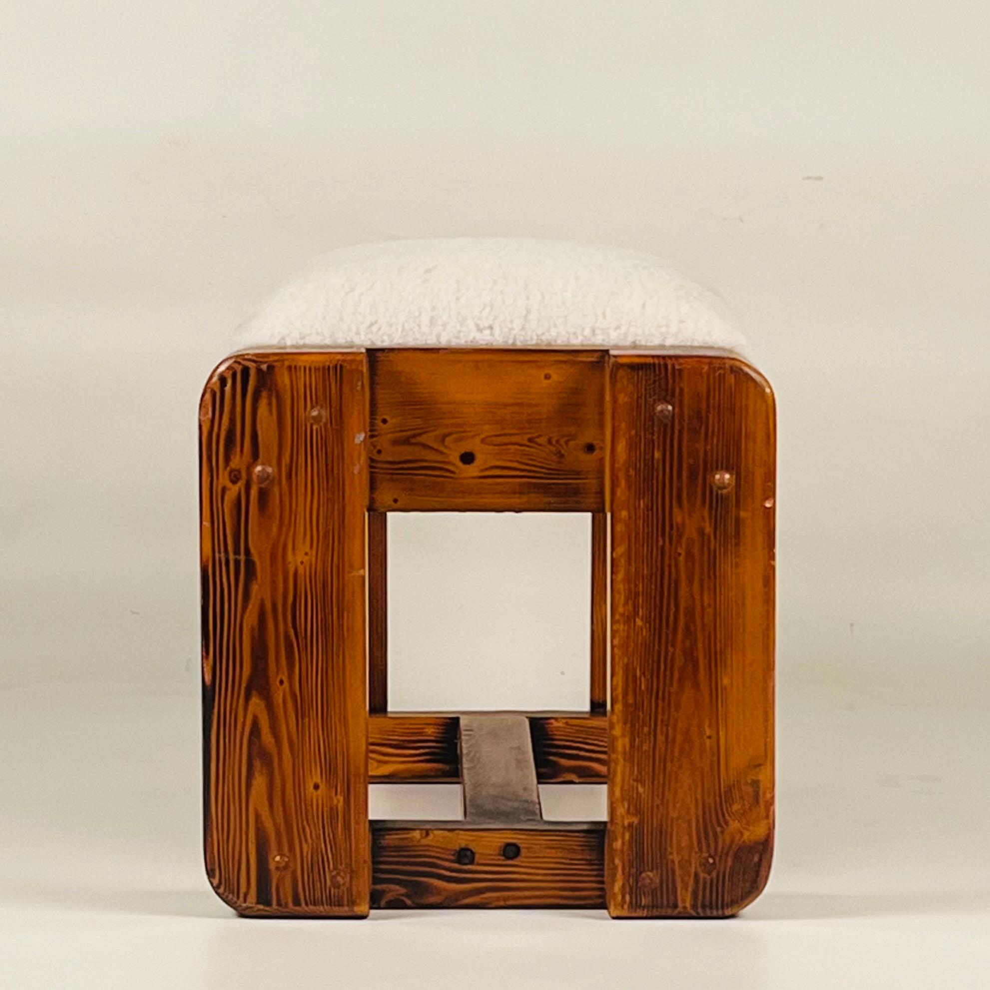 Paar Hocker aus Kiefernholz mit Shearling-Polsterung im Zustand „Gut“ im Angebot in Los Angeles, CA