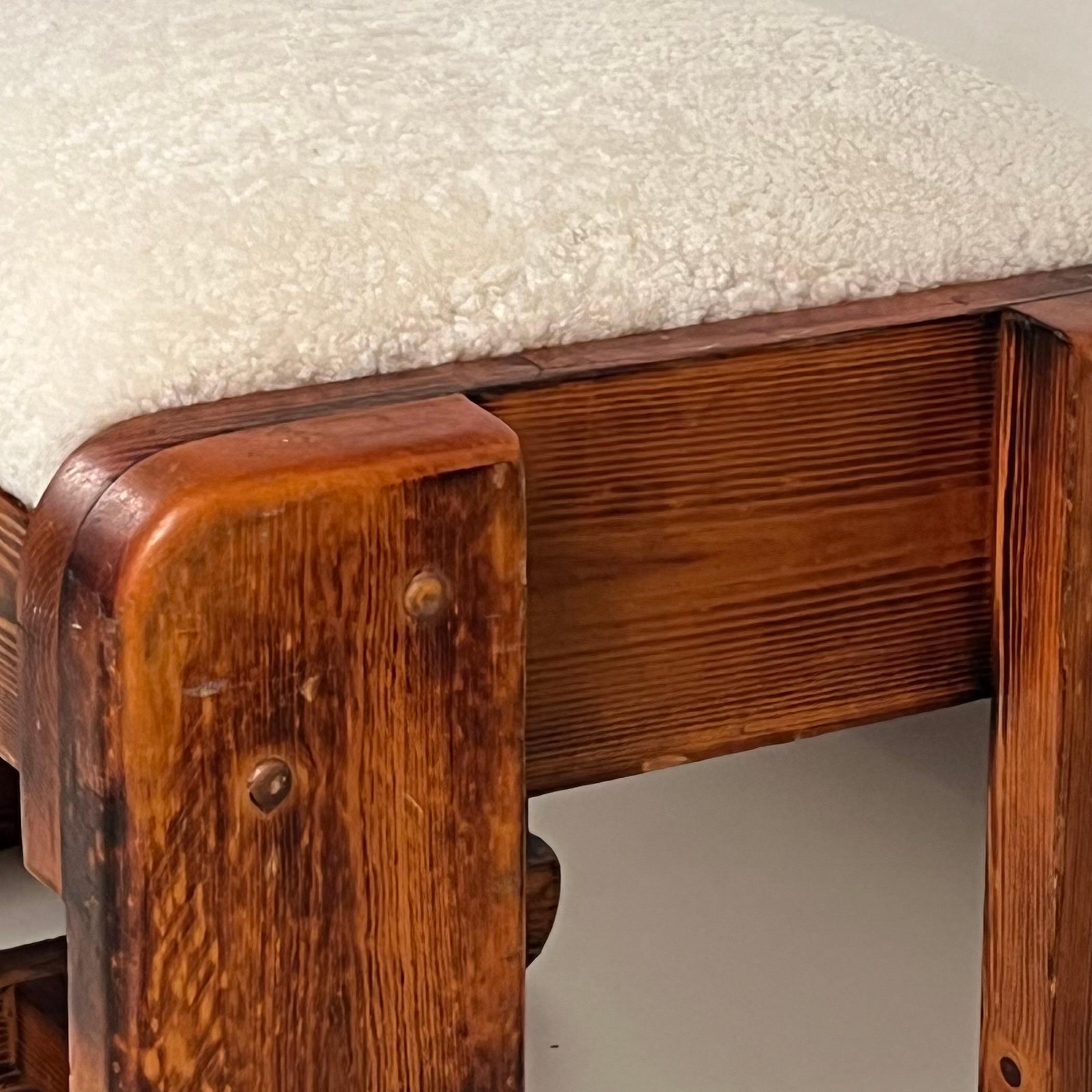 Paar Hocker aus Kiefernholz mit Shearling-Polsterung im Angebot 3