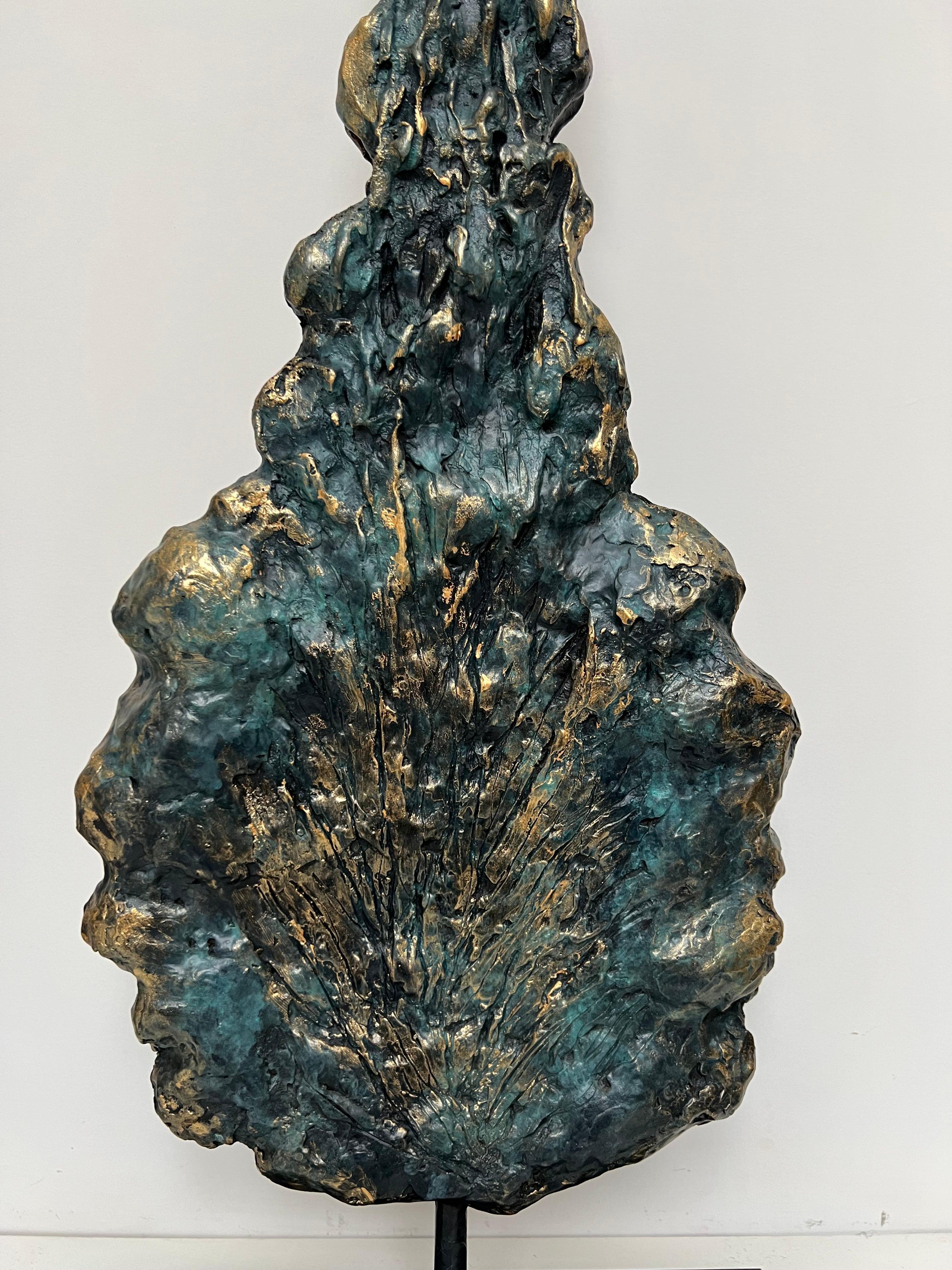 Einzigartige Skulpturen von Kiefern, handgefertigt, geformt und in Bronze gegossen.
Inspiriert von den hohen Pinienbäumen, die die sanften Hügel der mediterranen Landschaft säumen, ist dieses Jewell-Paar aus substanziellen Skulpturen in aufwändiger