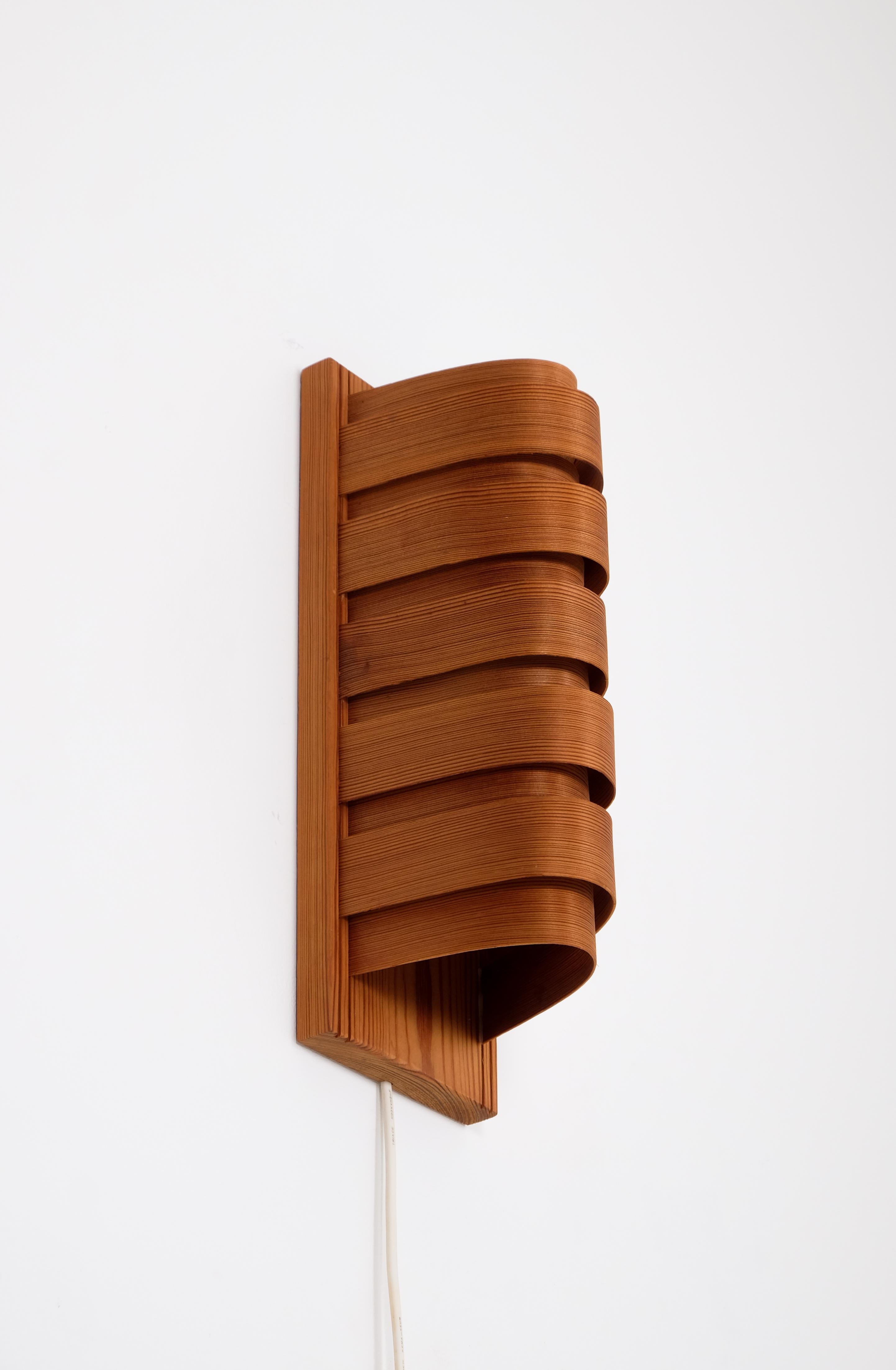 Scandinave moderne Paire d'appliques en pin, Suède, années 1960 en vente