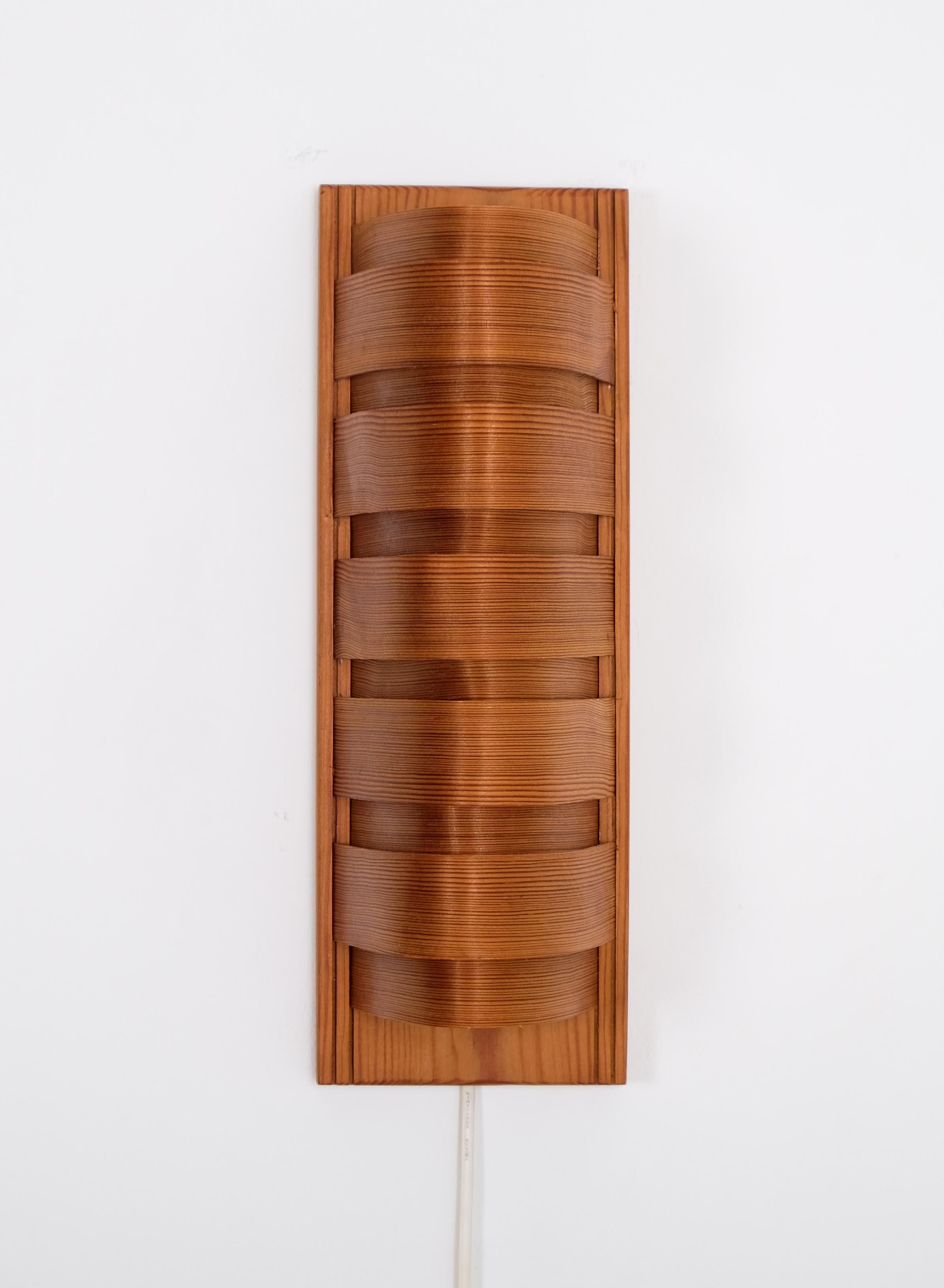 Suédois Paire d'appliques en pin, Suède, années 1960 en vente