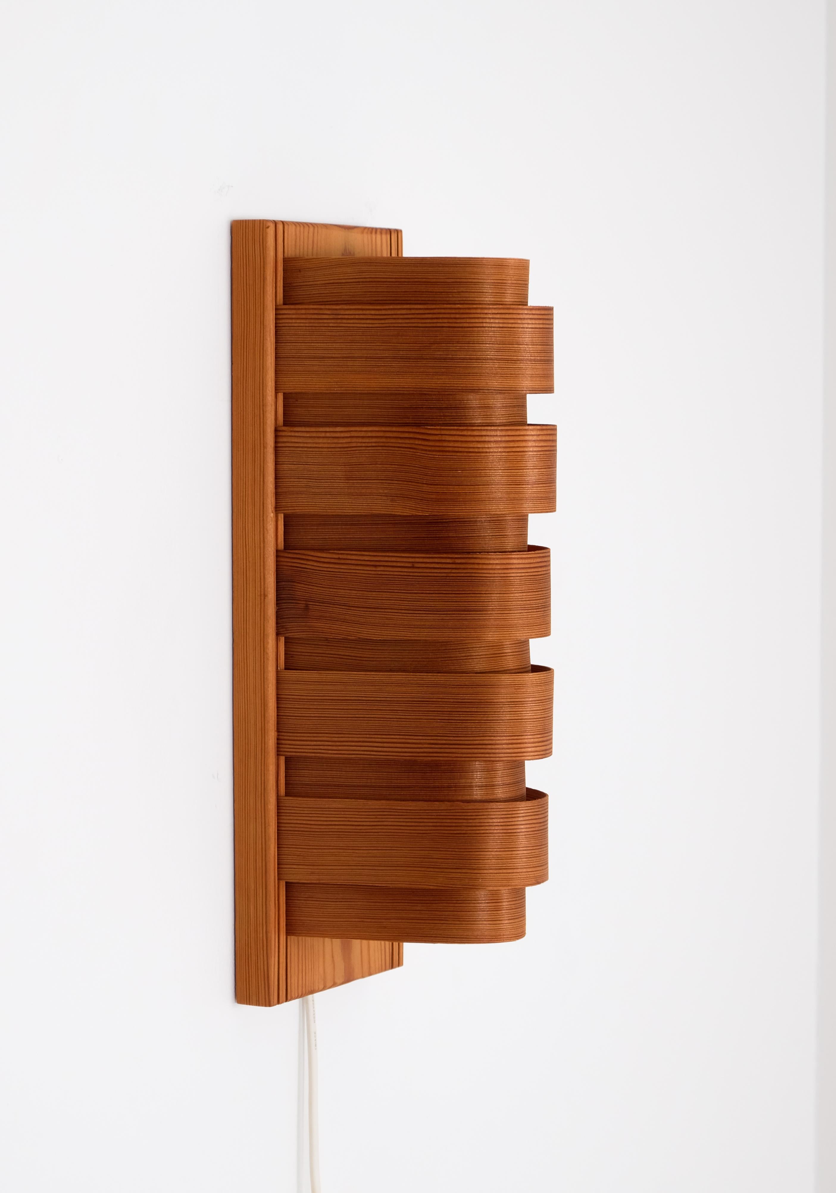 Paire d'appliques en pin, Suède, années 1960 Bon état - En vente à Stockholm, SE