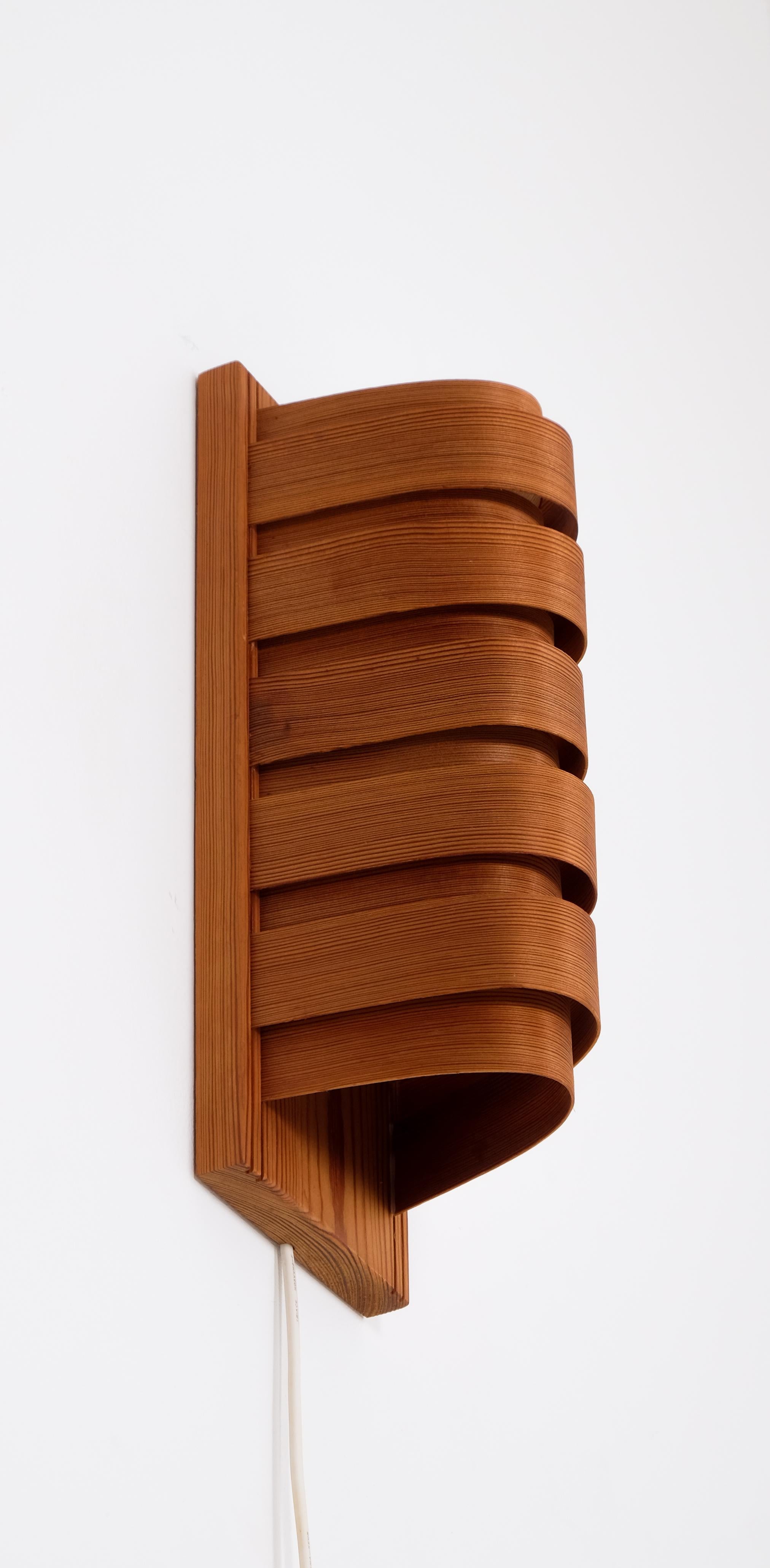 Milieu du XXe siècle Paire d'appliques en pin, Suède, années 1960 en vente