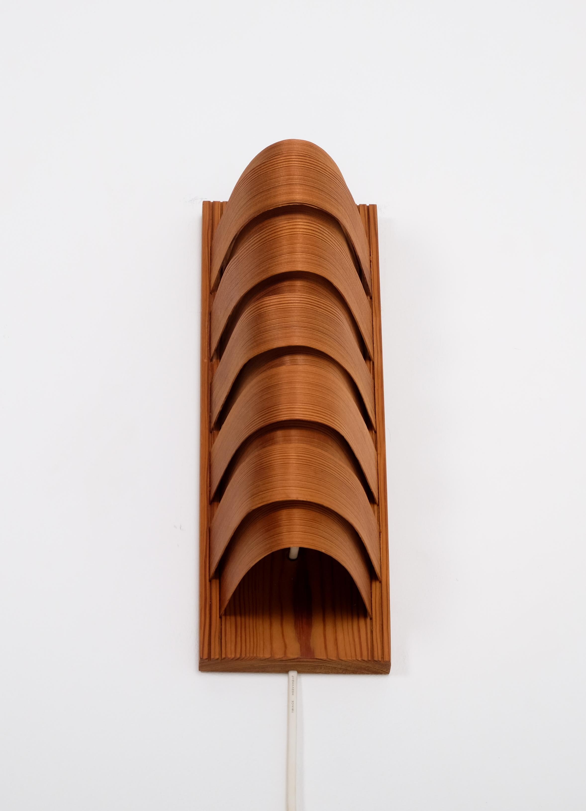 Pin Paire d'appliques en pin, Suède, années 1960 en vente