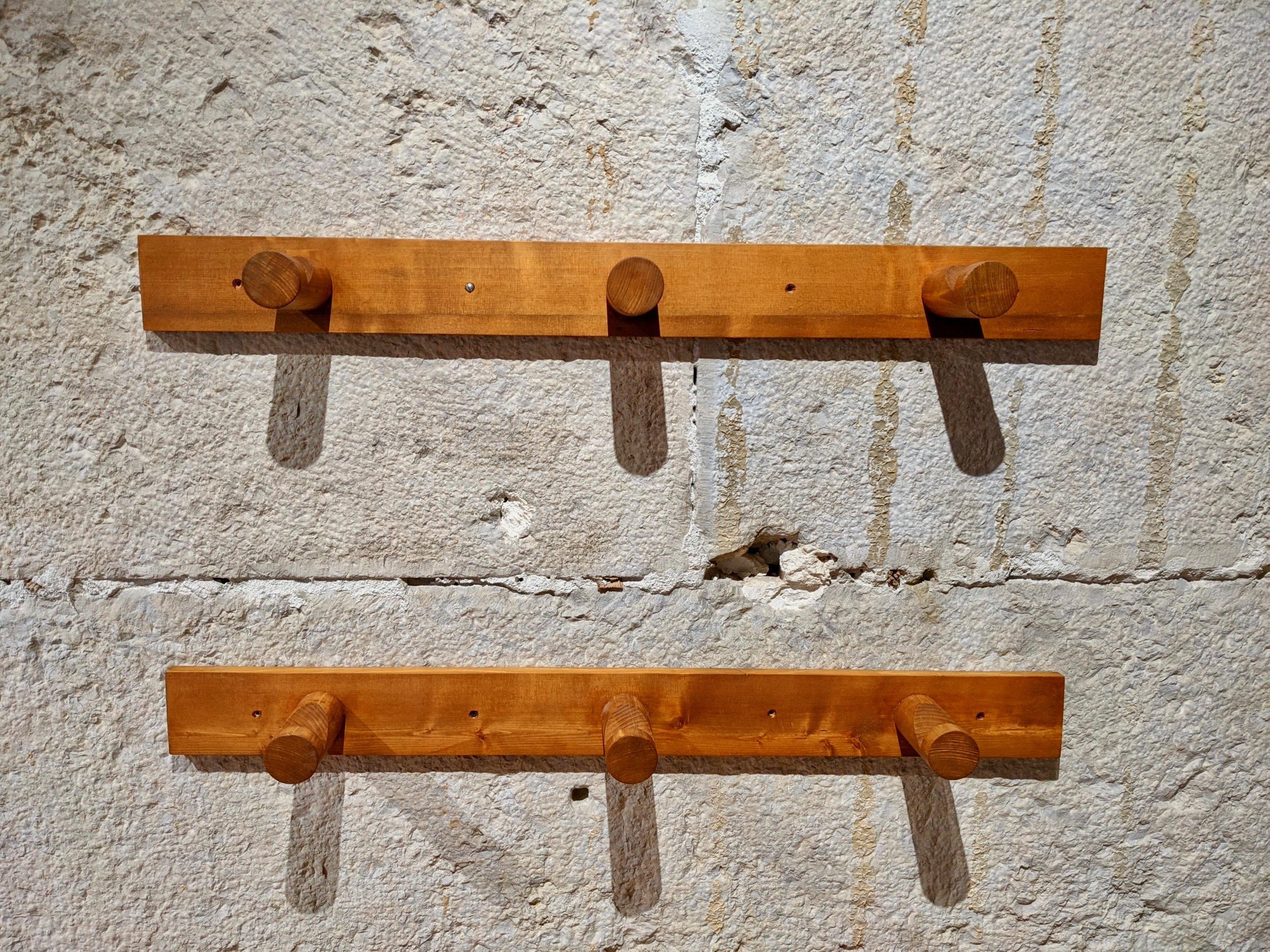 Pair of pine wood coat hooks by Charlotte Perriand for Les Arcs. Very good condition. 
Dimensions : H 10 cm x D 14 cm x W 104 cm.