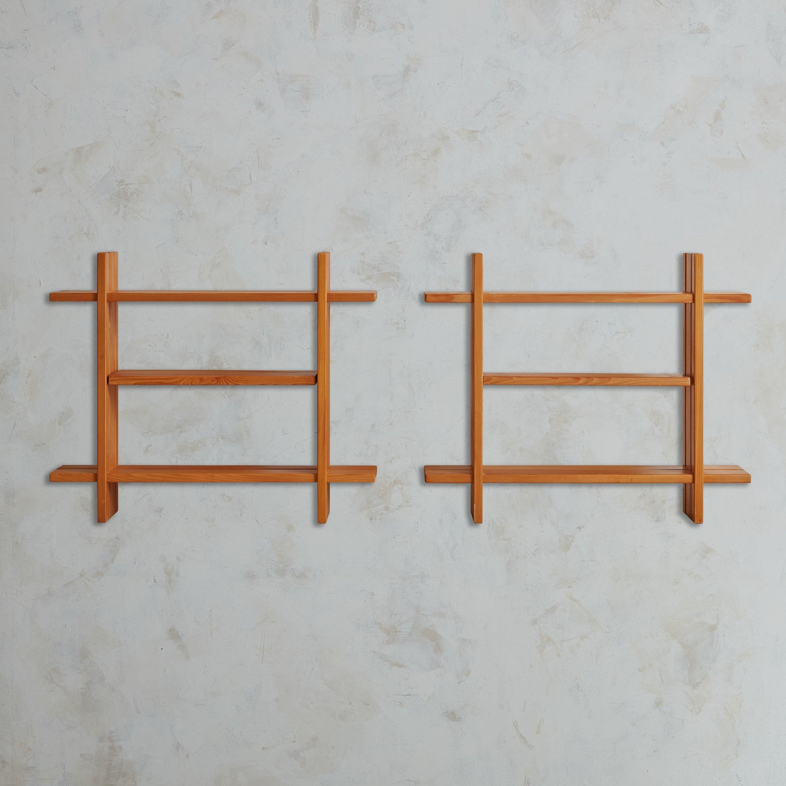 Ein Paar hübsch gearbeiteter Regale aus Kiefernholz von Maison Regain. Das Paar kann sowohl als freistehendes Regal auf dem Boden stehen, als auch an der Wand montiert werden. Entstanden in Frankreich, 1980er Jahre. 
 

 ABMESSUNGEN: 34 