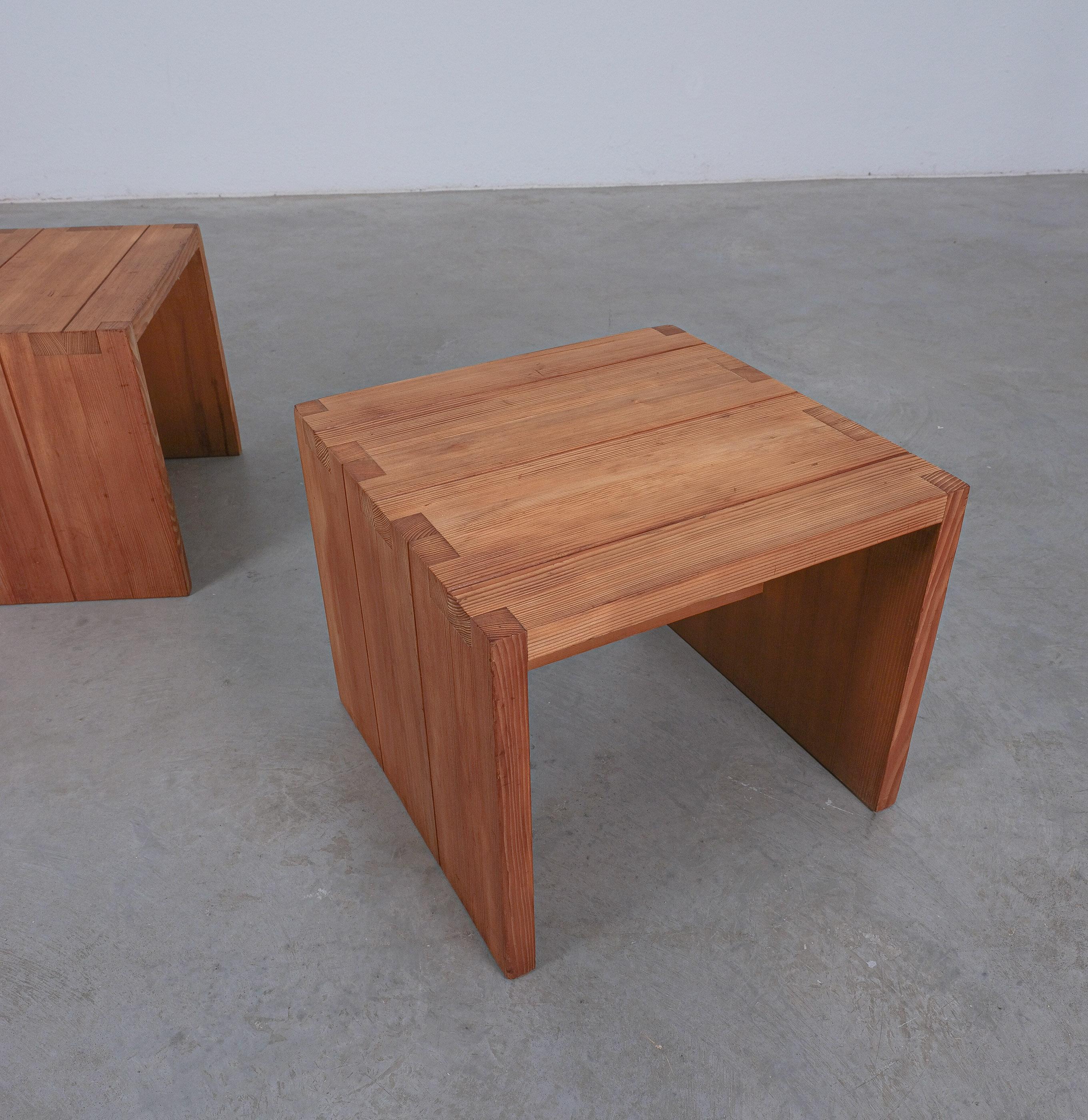Pair of Pine Wood Side Tables Style of Charlotte Perriand, 1960 For Sale 4