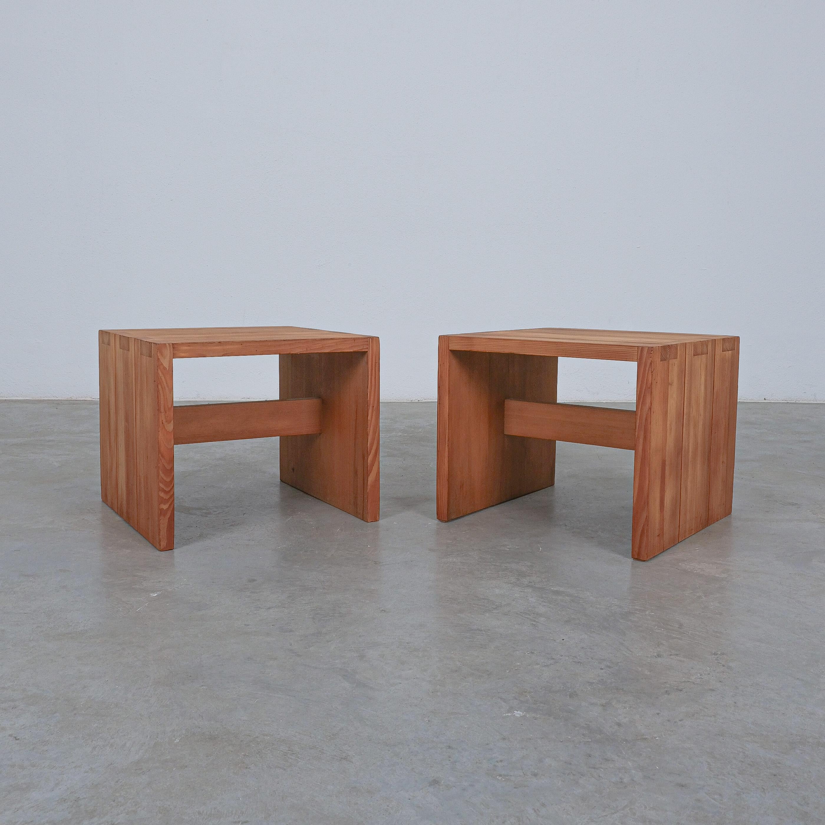 Mid-Century Modern Pair of Pine Wood Side Tables Style of Charlotte Perriand, 1960 For Sale
