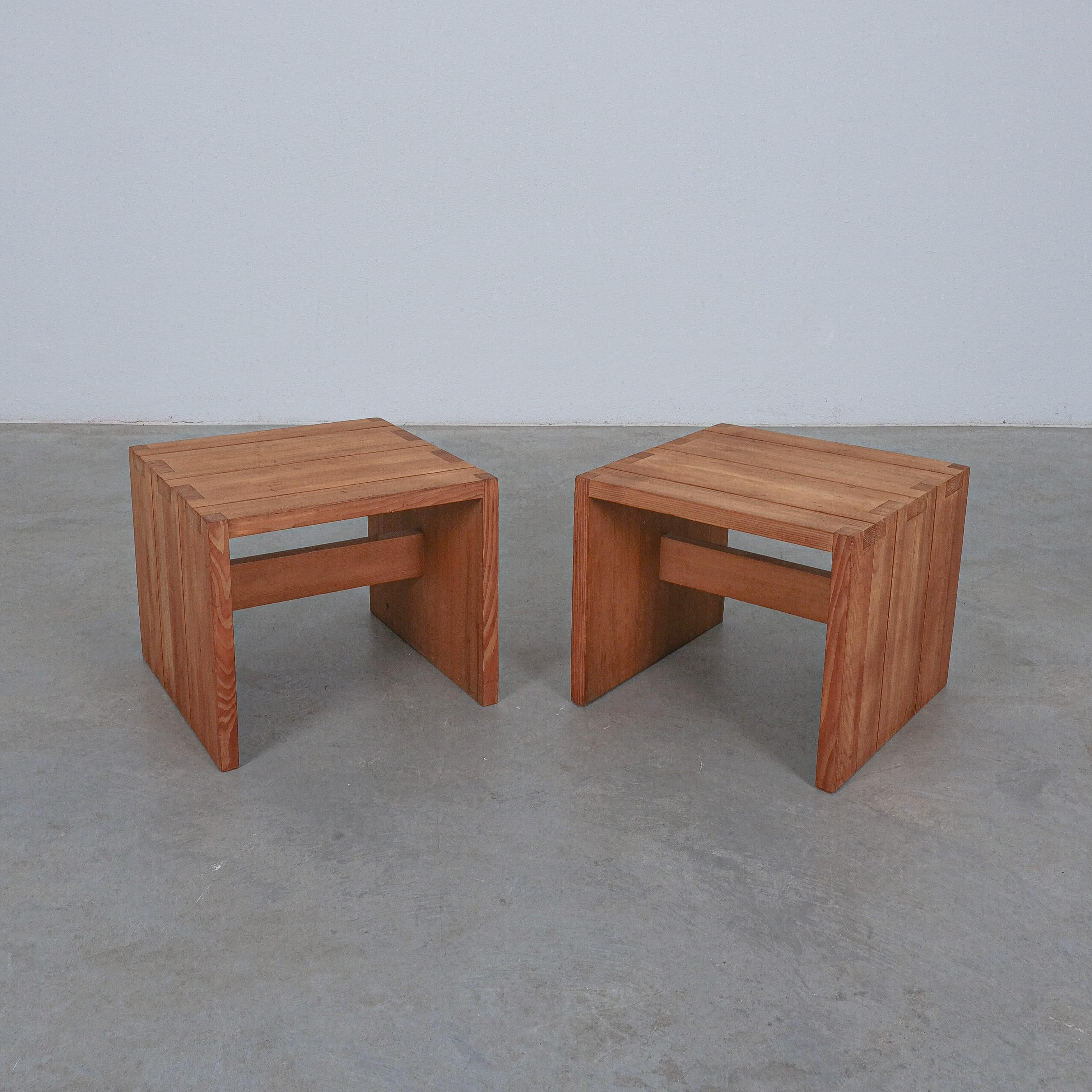 French Pair of Pine Wood Side Tables Style of Charlotte Perriand, 1960 For Sale