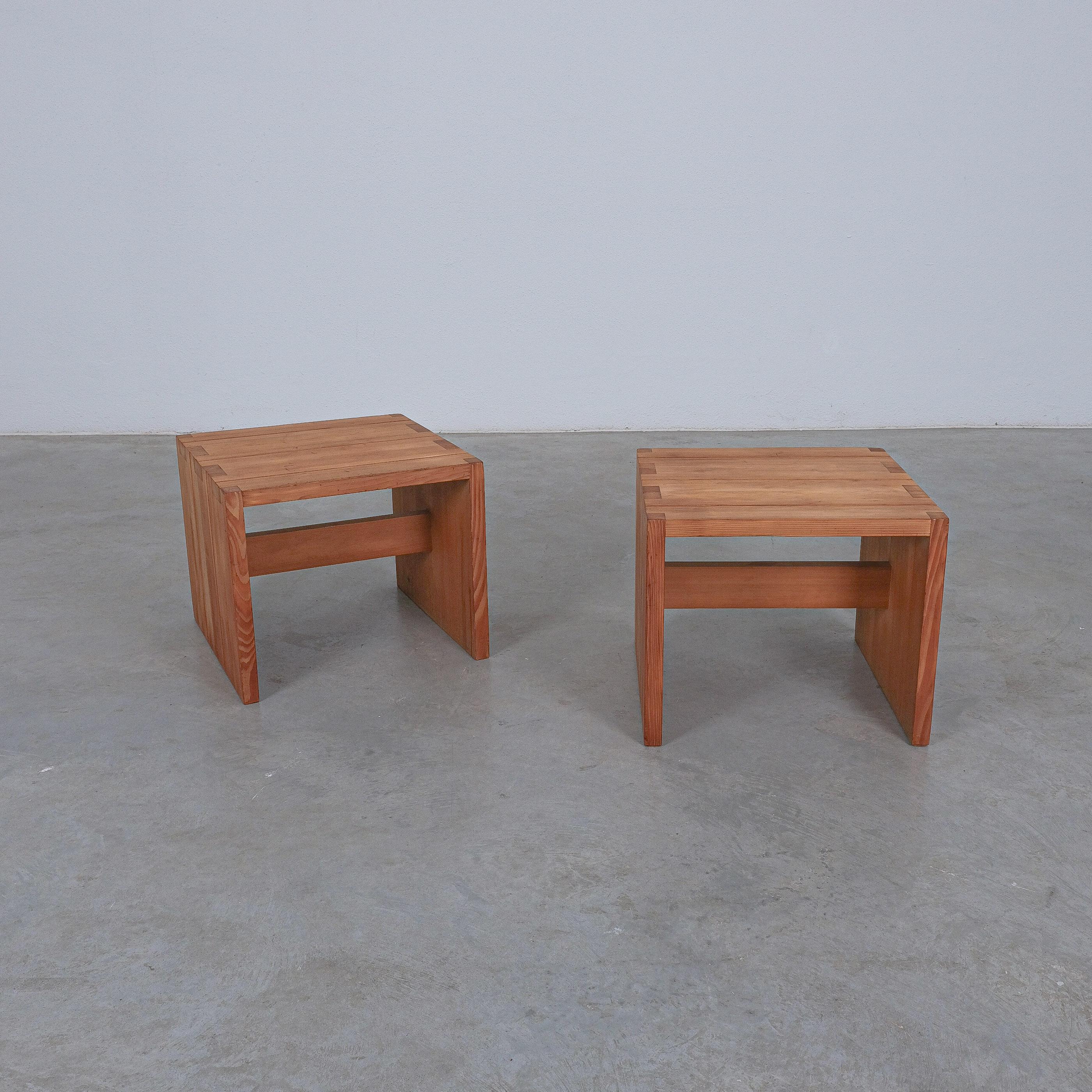 Pair of Pine Wood Side Tables Style of Charlotte Perriand, 1960 In Good Condition For Sale In Vienna, AT