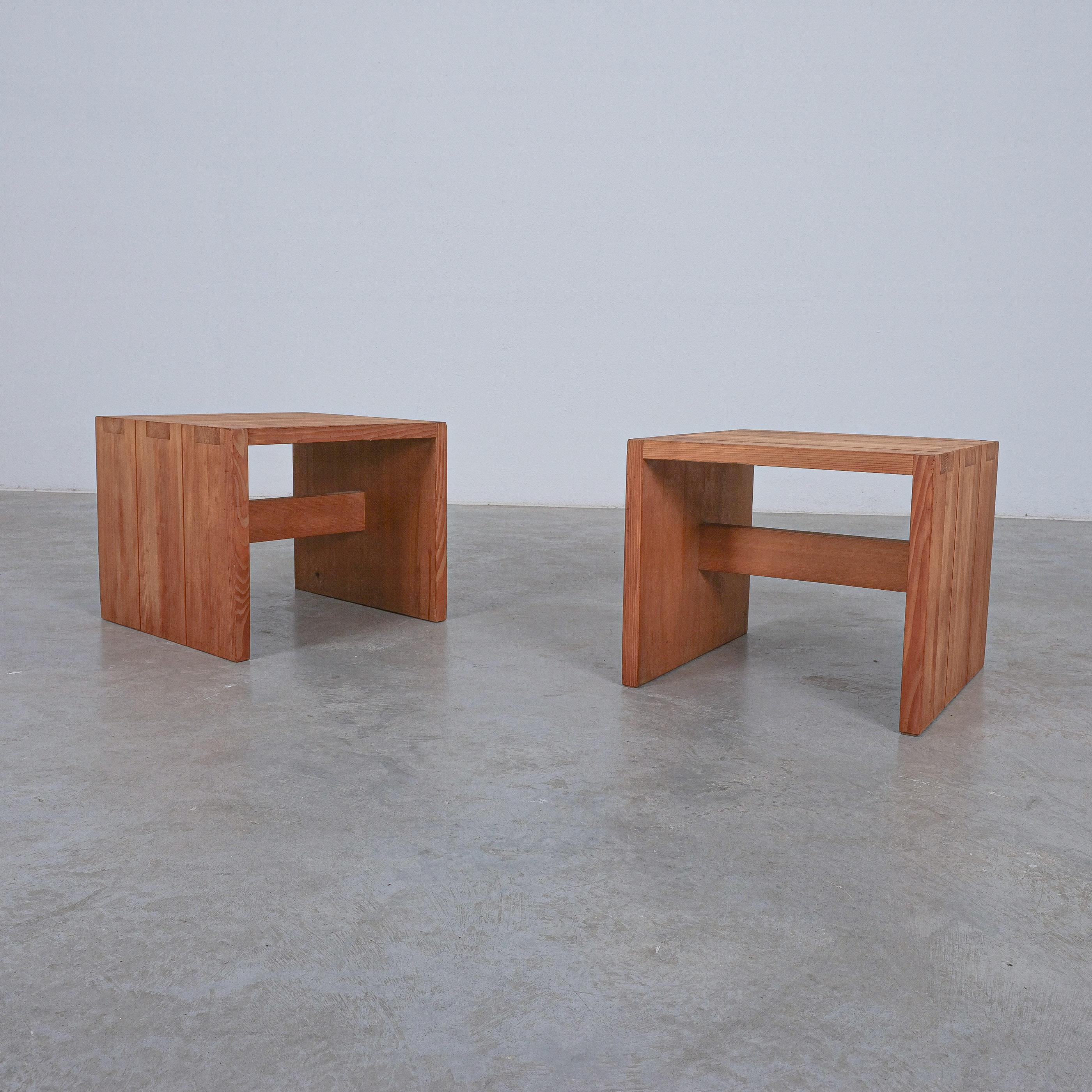 Mid-20th Century Pair of Pine Wood Side Tables Style of Charlotte Perriand, 1960 For Sale