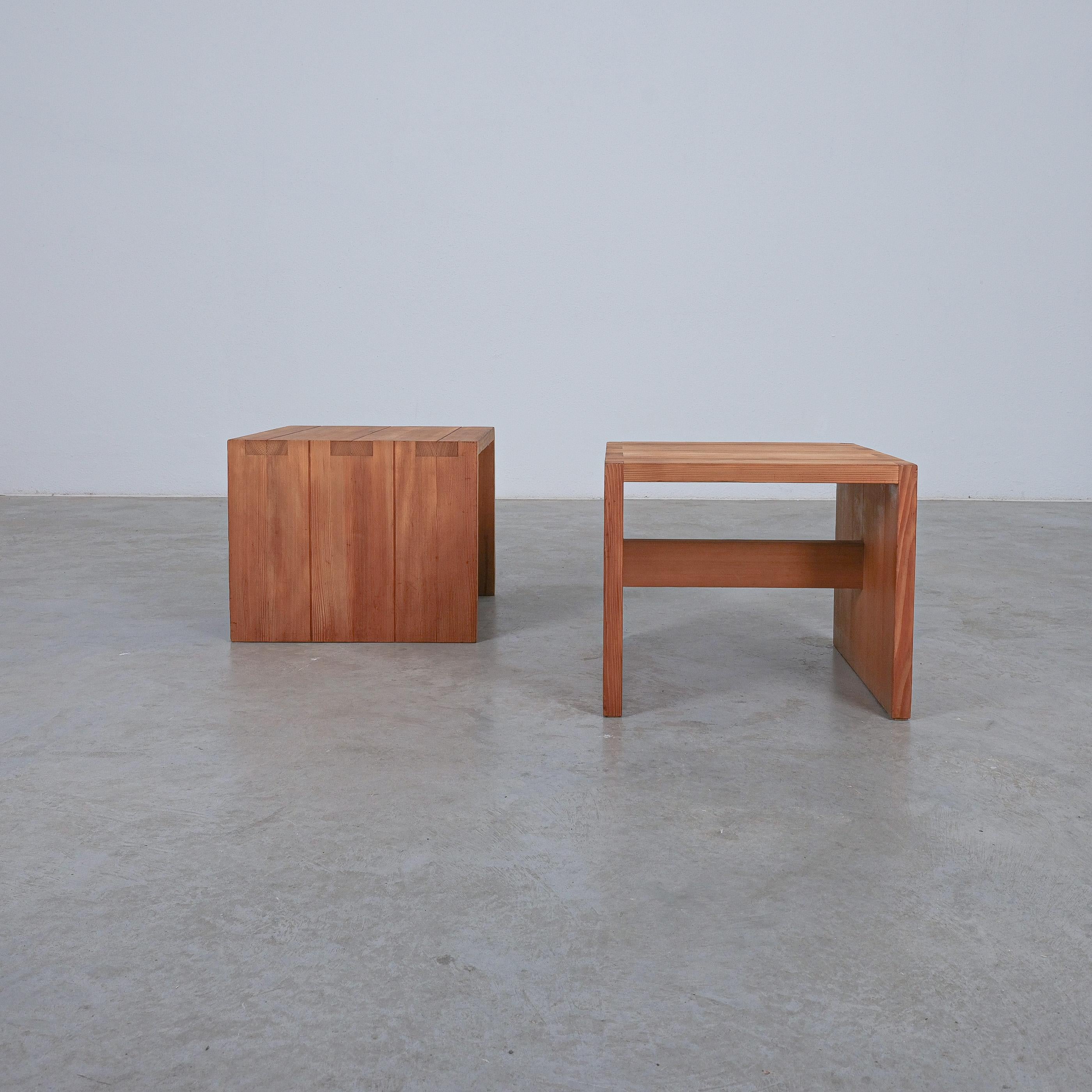 Beistelltische aus Kiefernholz im Stil von Charlotte Perriand, 1960, Paar (Holz) im Angebot