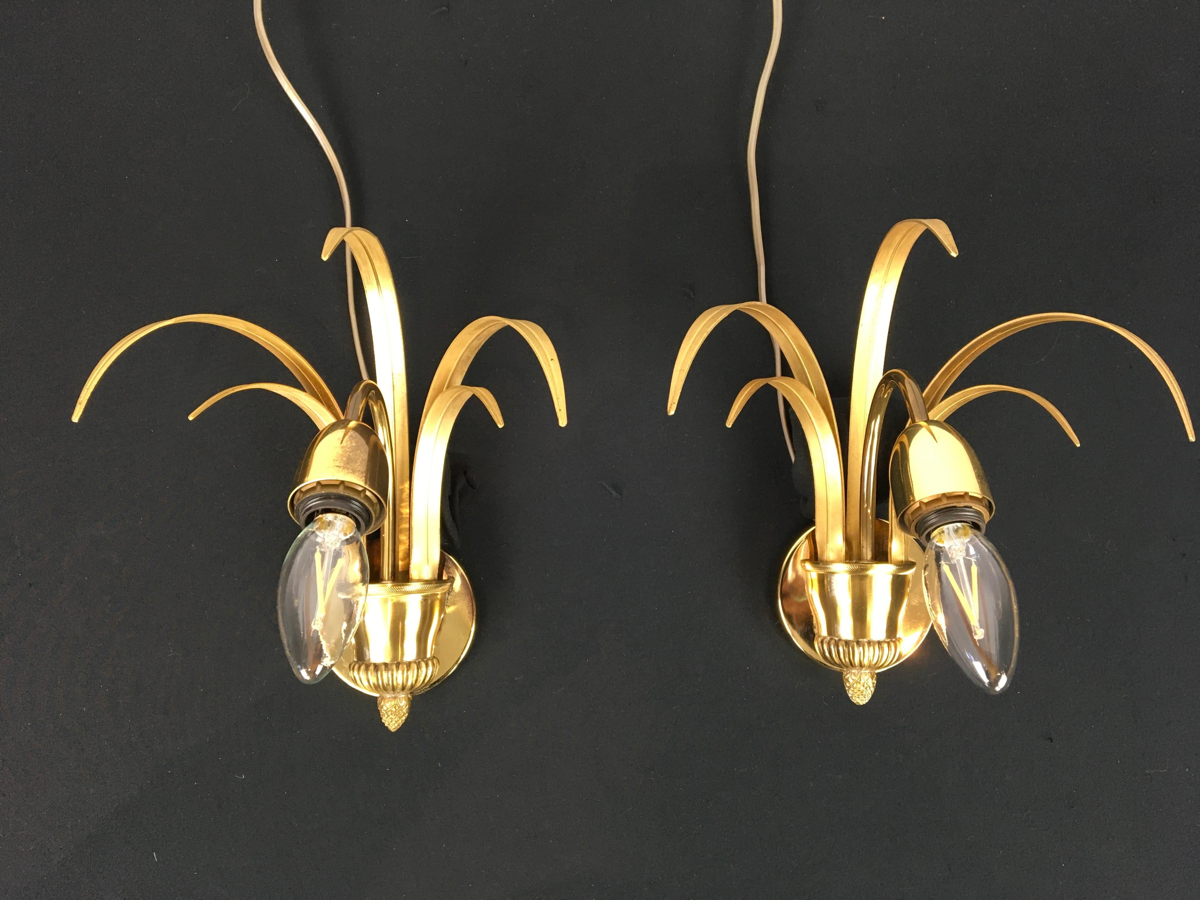 Pair of pineapple leaves wall scones by S.A. Boulanger Belgium. 
1970s Hollywood Regency wall scones or wall lights made of metal and brass with a gold coloured finish. Marked at the back with label. 

These stylish wall lights will look great in