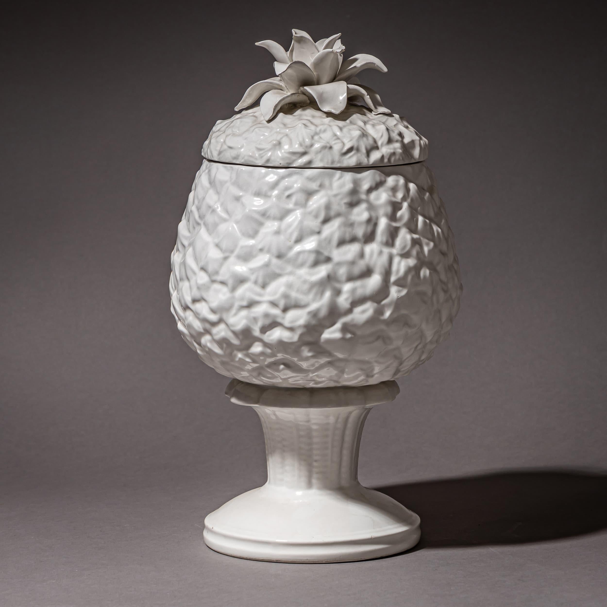 Pair of Pineapple Lidded Vases in Porcelain, 20th Century In Good Condition For Sale In Greding, DE