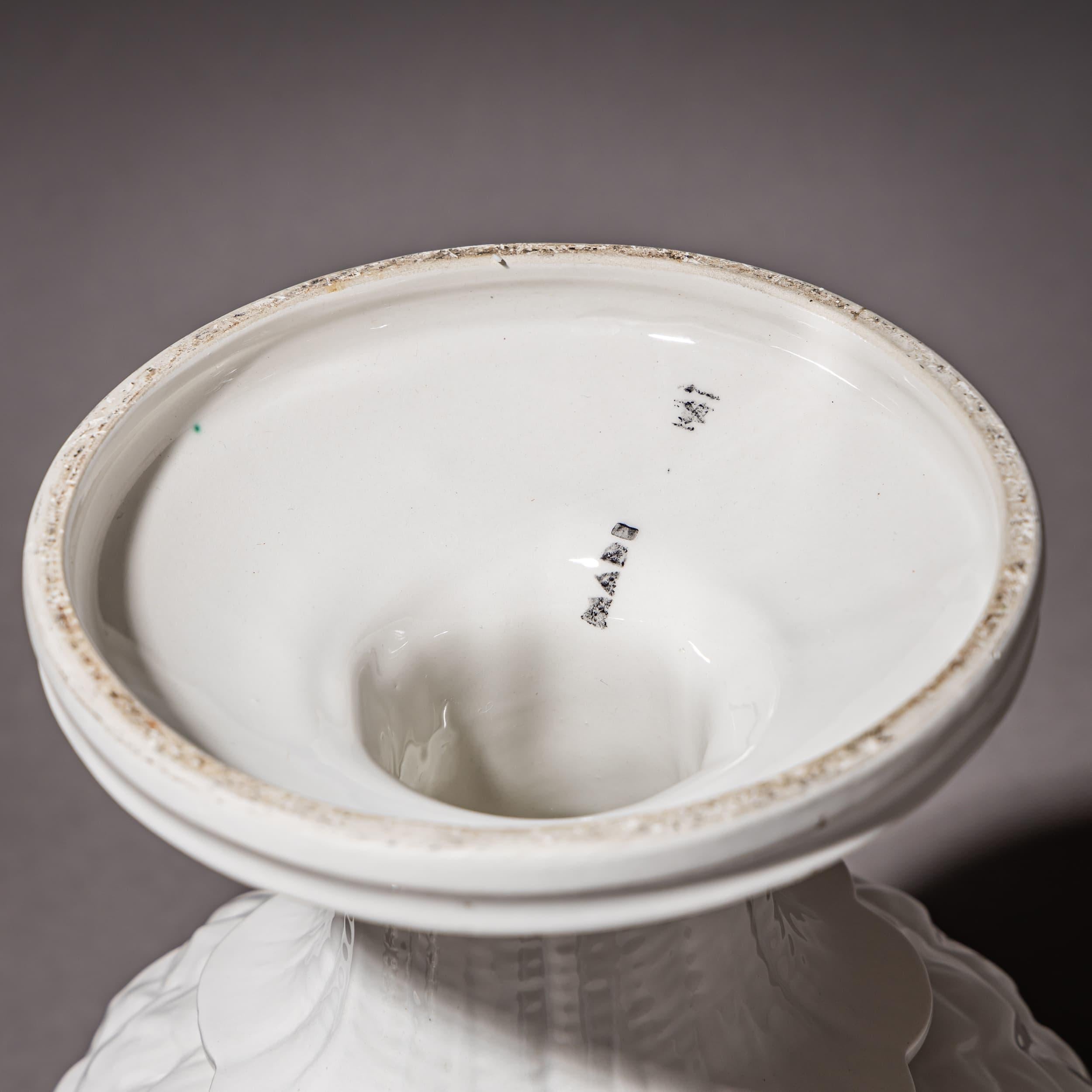 Pair of Pineapple Lidded Vases in Porcelain, 20th Century For Sale 2