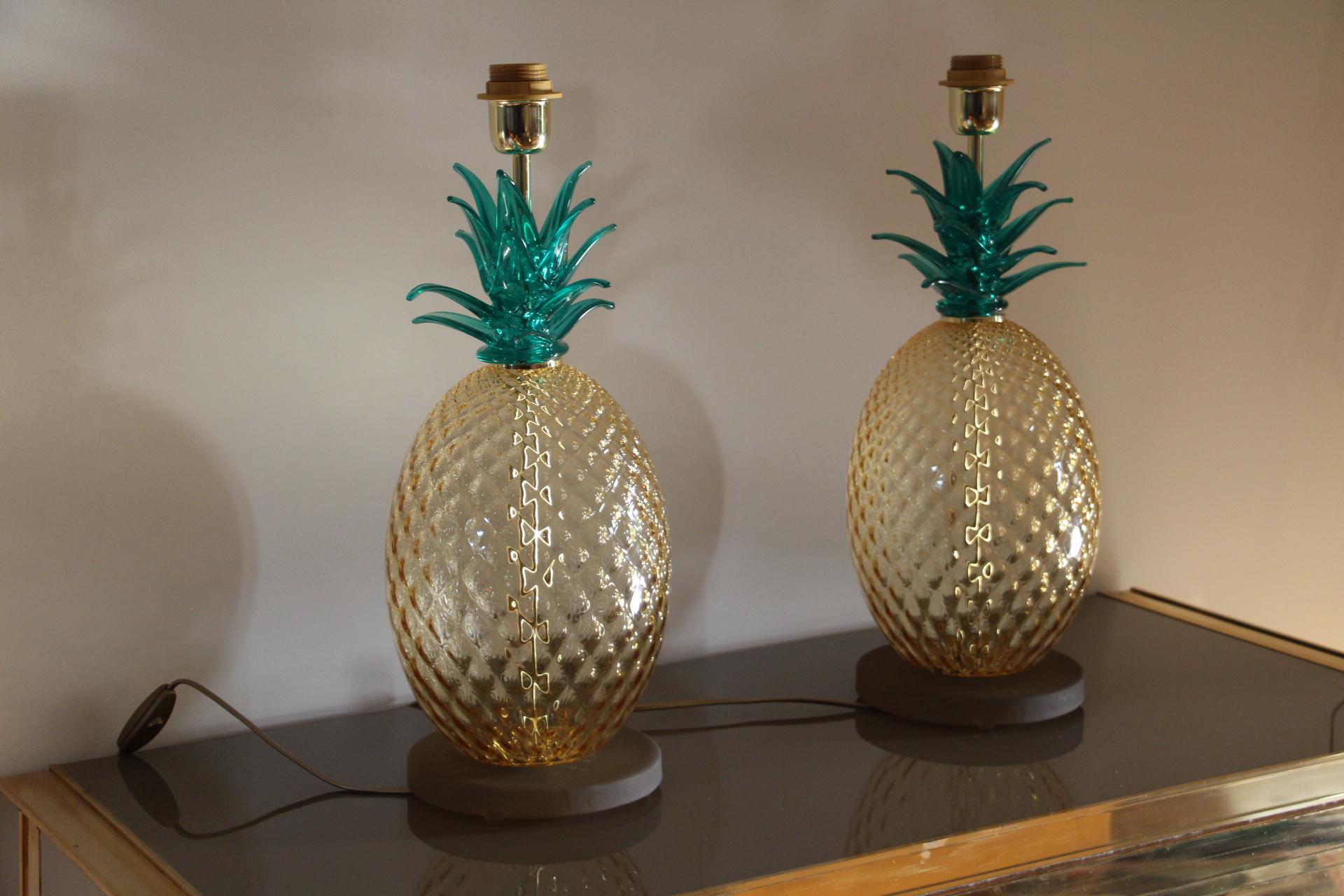 Cette magnifique paire de lampes de table a été entièrement réalisée à la main à Murano.
Elles présentent un corps principal en verre texturé ambré, un motif en nid d'abeille qui multiplie les reflets sur un support rond en verre fumé. Sur le