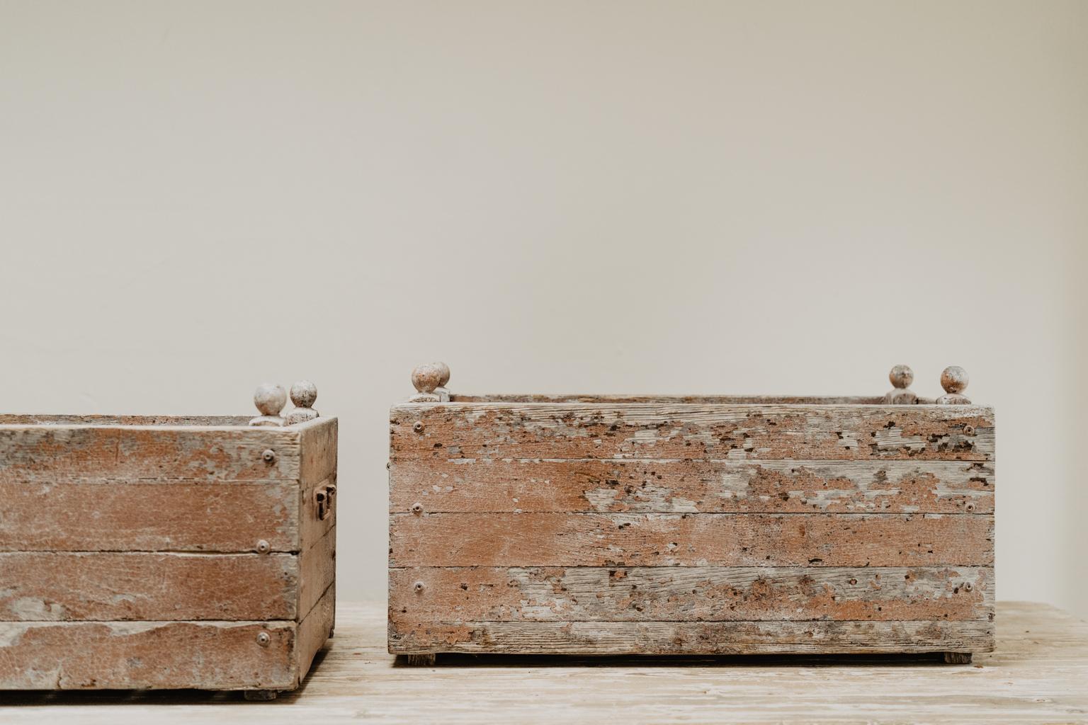 A wonderful patina on this unidentical pair of wooden jardinières/planters, made in the 1930s in
England ... they are both 80 cm long x 35 cm wide, one is 37 cm high, the other one 40 cm.
  