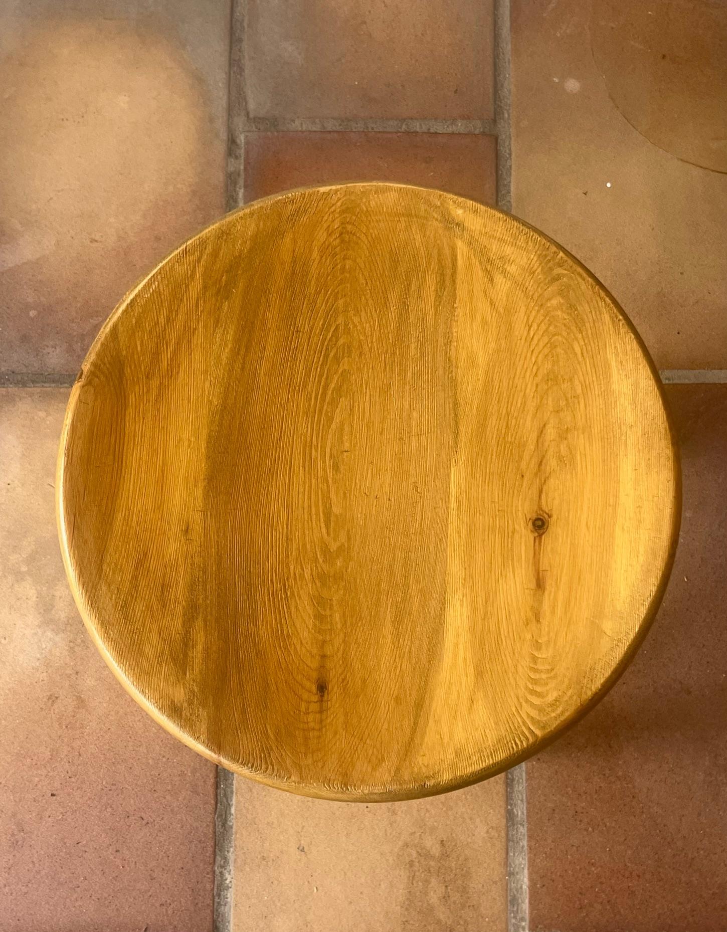 French Pair of pinewood stools attributed to René Martin For Sale