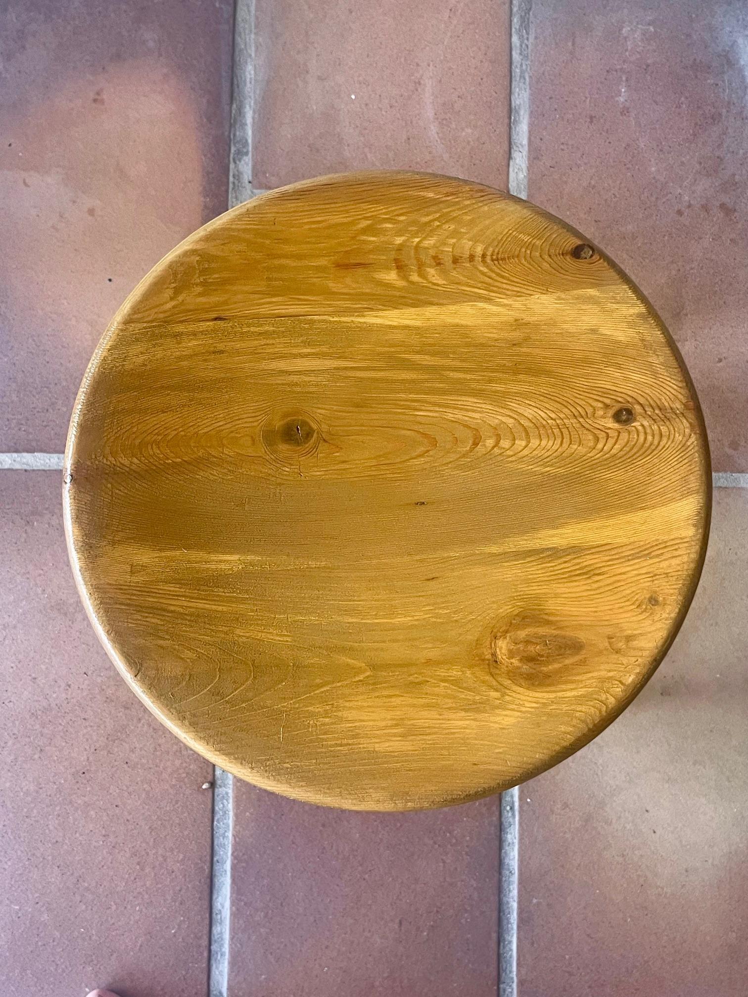 Pair of pinewood stools attributed to René Martin In Good Condition For Sale In Paris, Ile-de-France