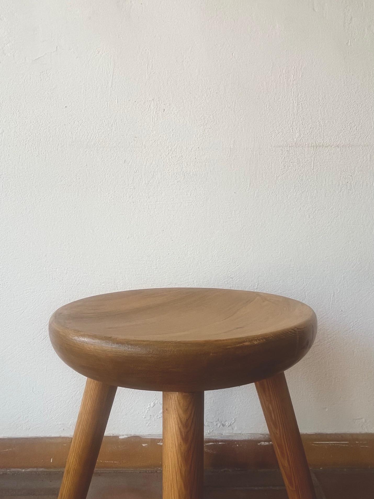 Mid-20th Century Pair of pinewood stools attributed to René Martin For Sale
