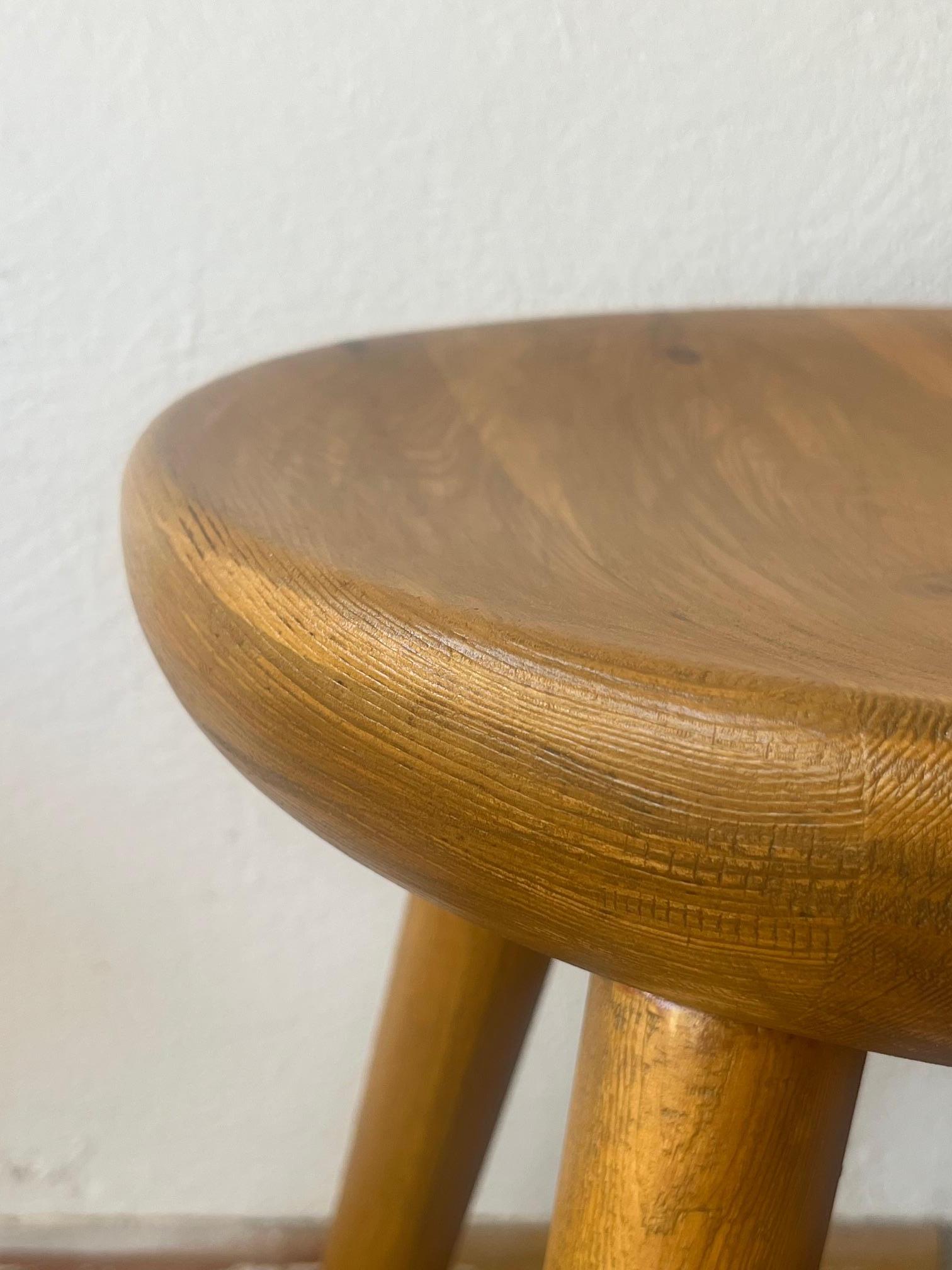 Pine Pair of pinewood stools attributed to René Martin For Sale