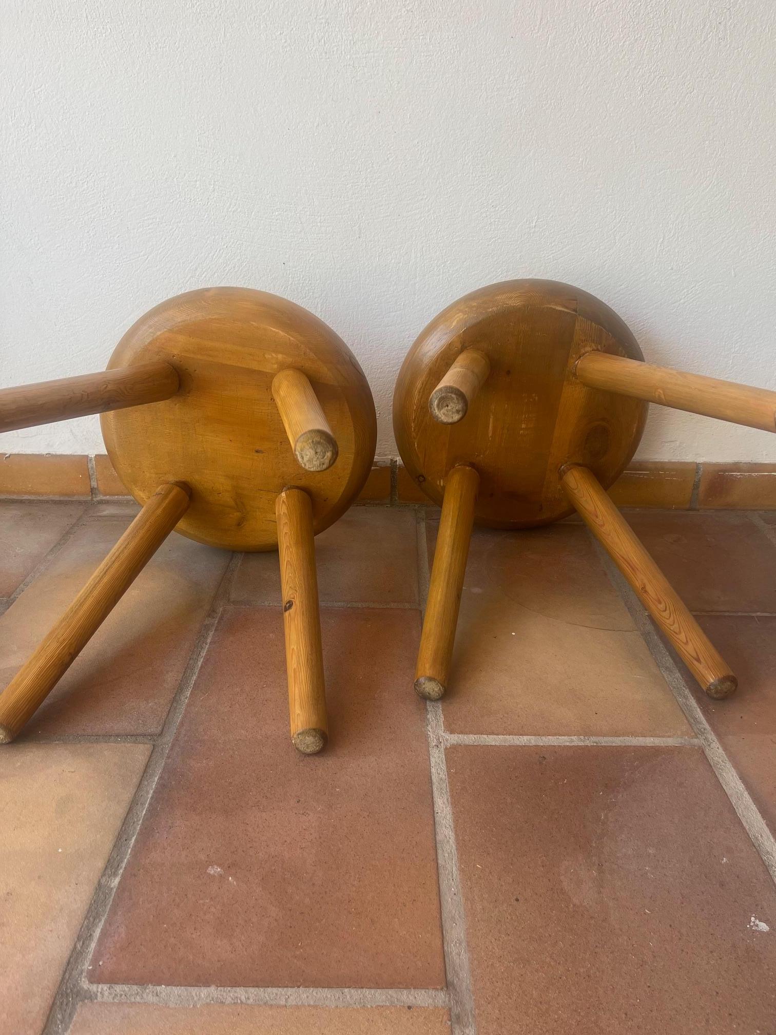 Pair of pinewood stools attributed to René Martin For Sale 1