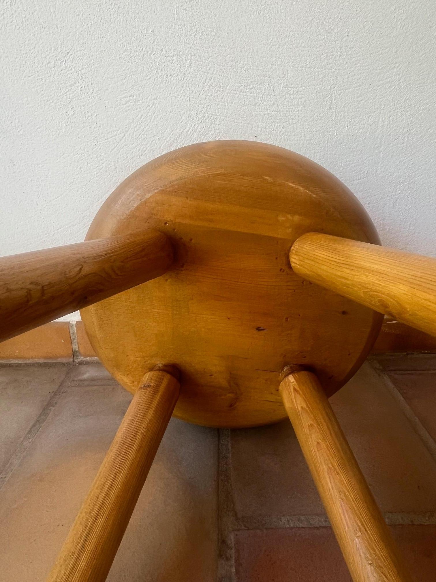 Pair of pinewood stools attributed to René Martin For Sale 2