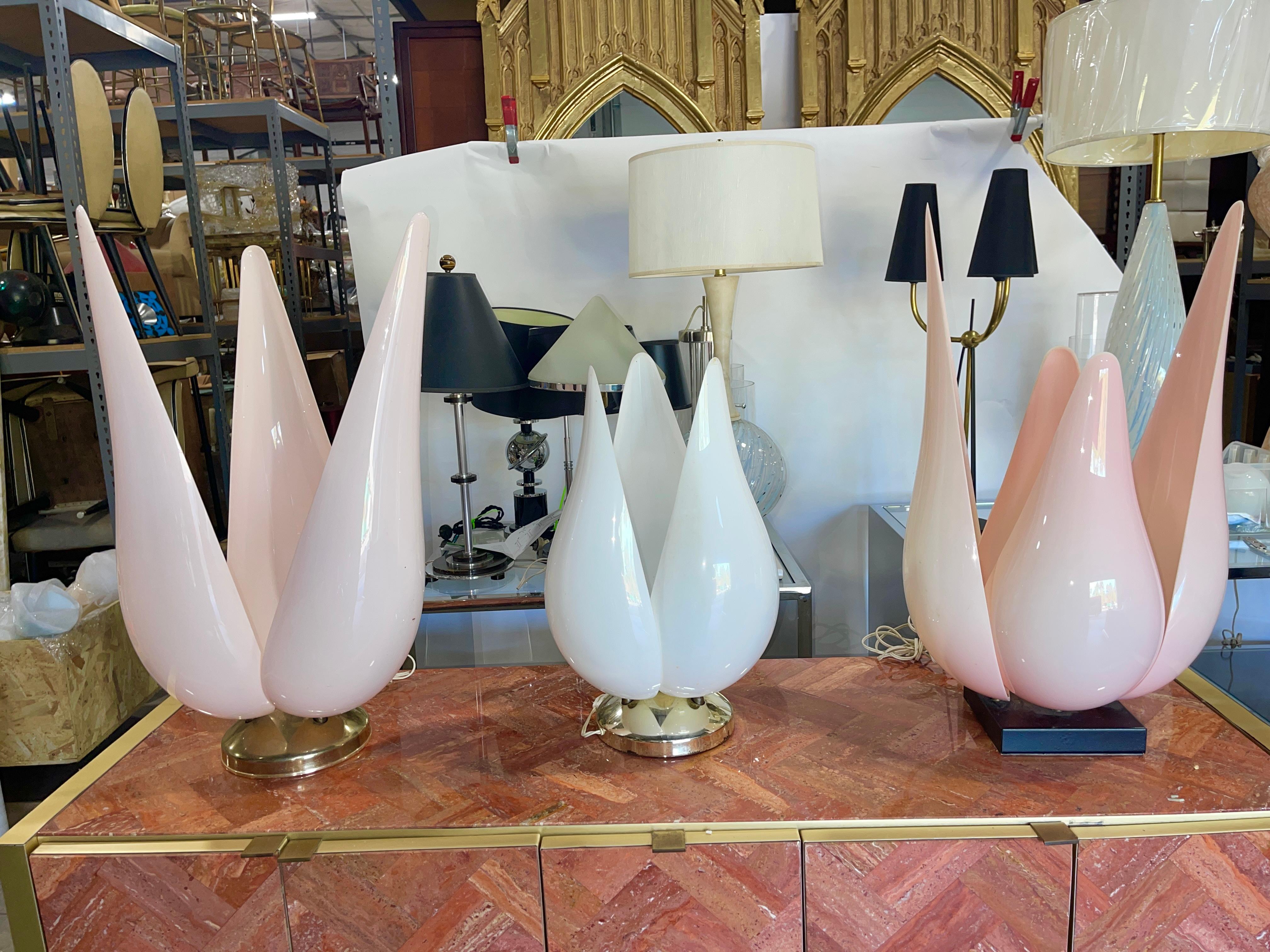 Paire de lampes de table à pétales de tulipe en acrylique rose d'après Rougier en vente 8