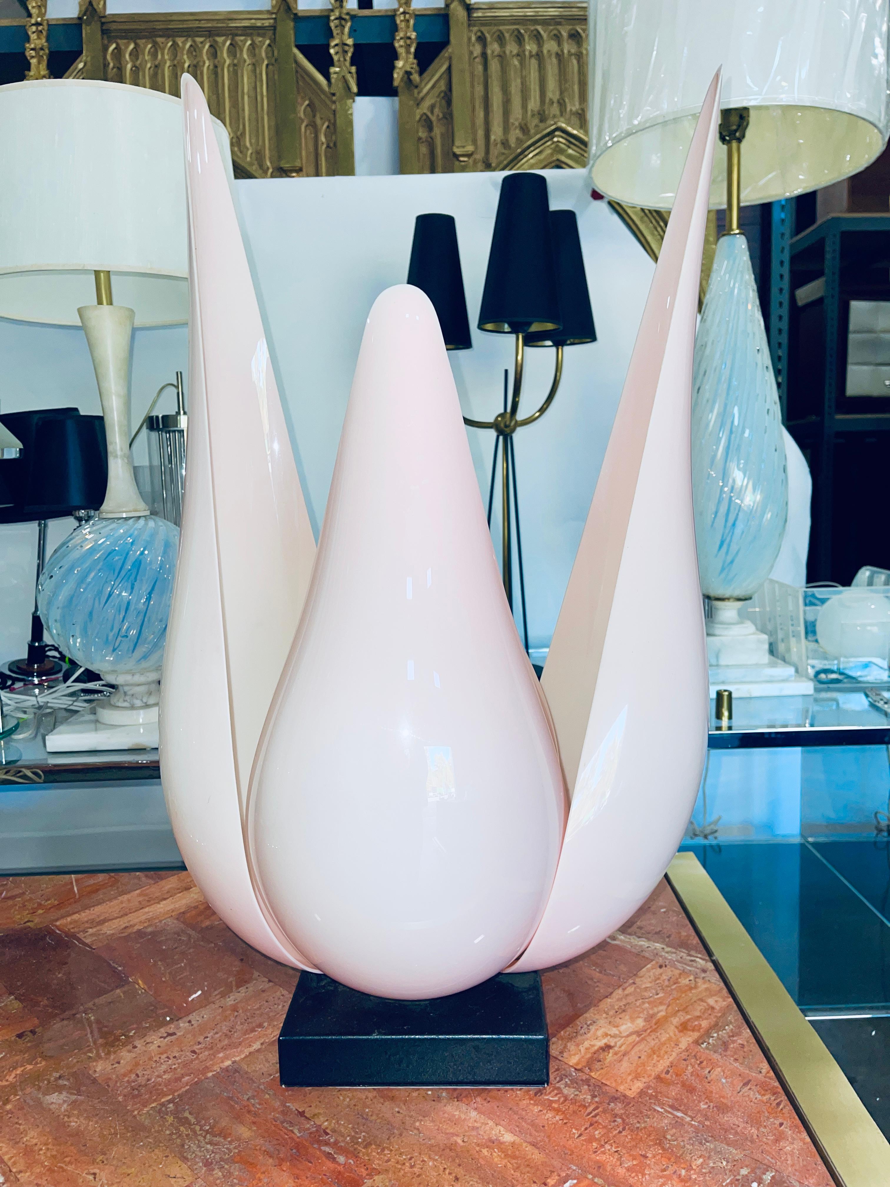Paire de lampes de table à pétales de tulipe en acrylique rose d'après Rougier en vente 11