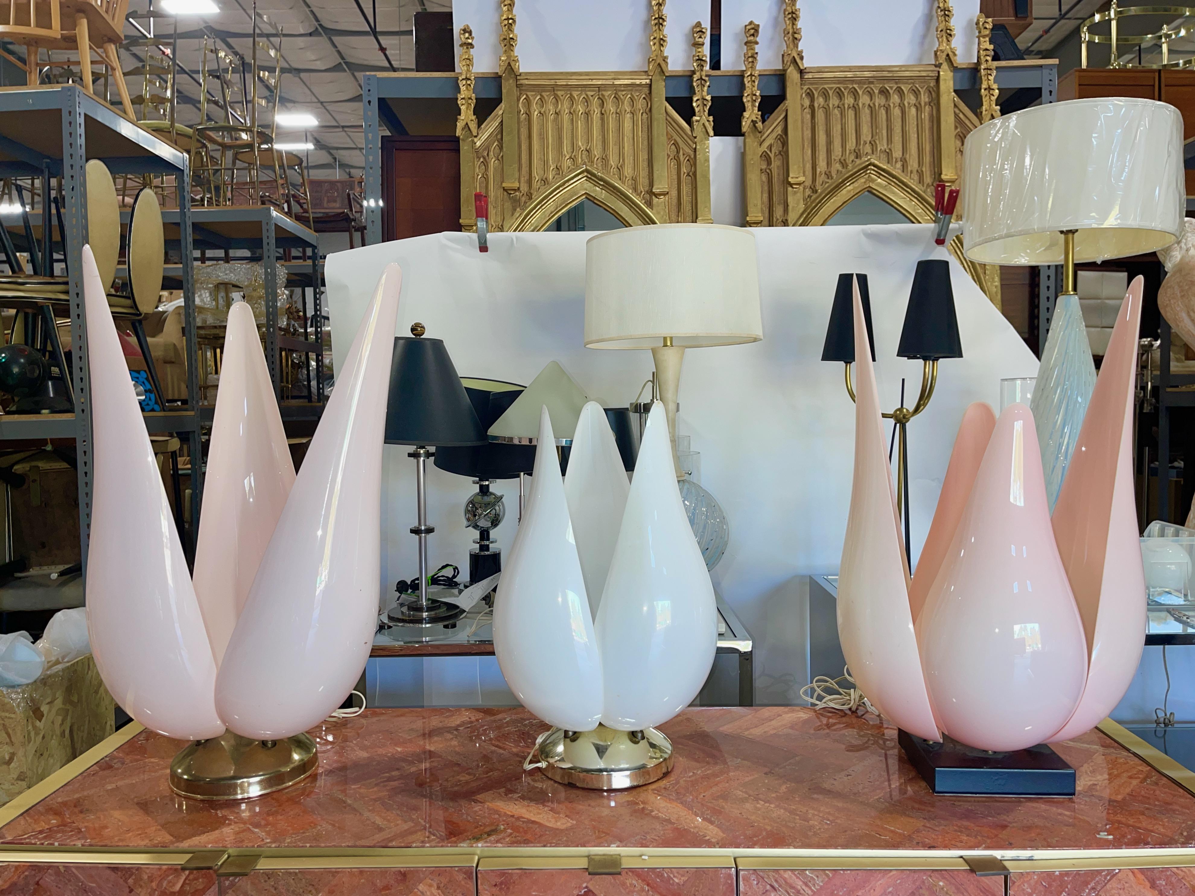 Lampes de table incroyablement décoratives en forme de tulipe, l'une avec trois, l'autre avec quatre grands pétales organiques en acrylique rose pâle entourant un puits de lumière interne. L'un sur une base en laiton, l'autre sur une base noire.  A