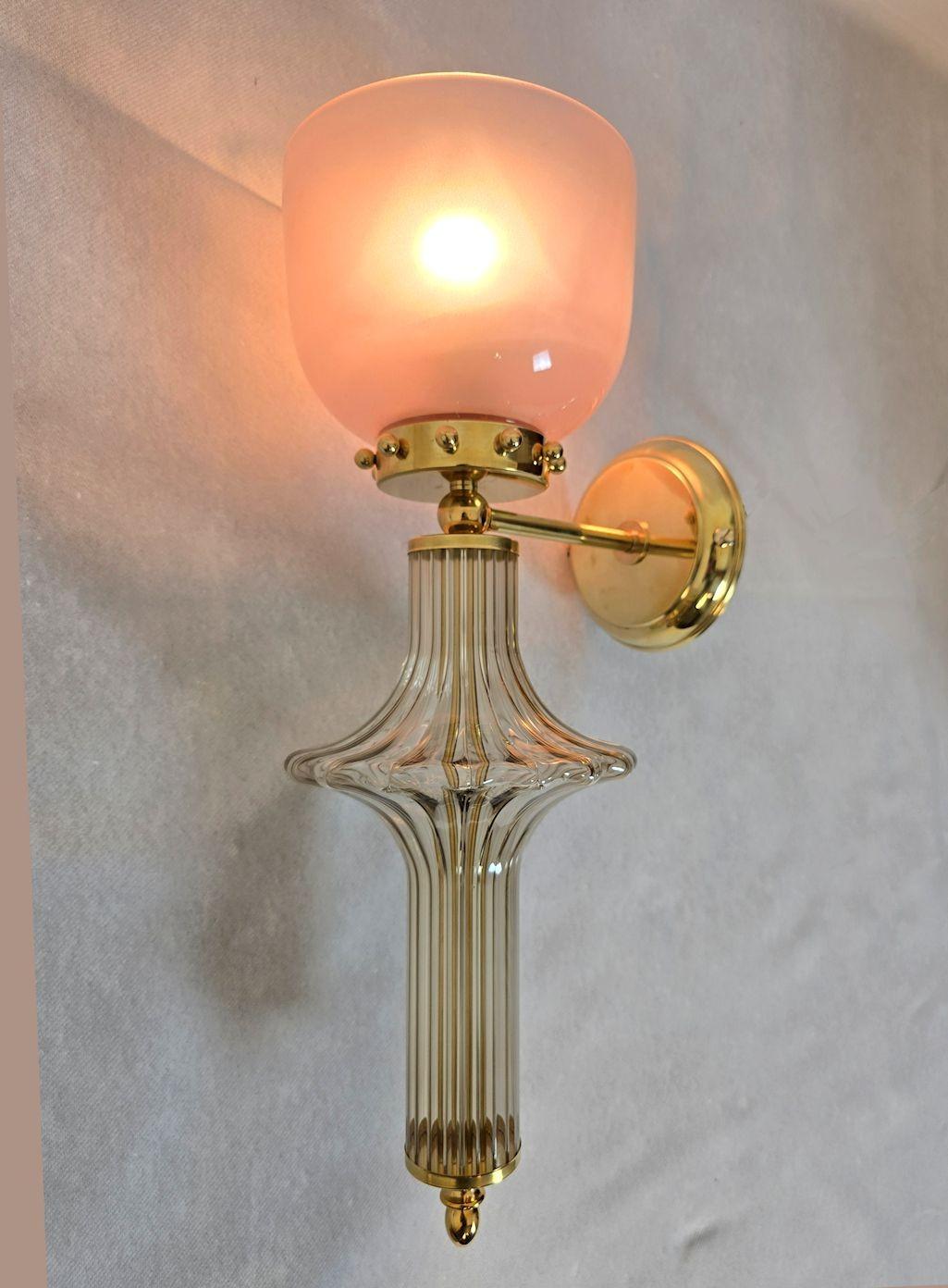 Paar rosafarbene und beigefarbene Murano-Glas-Leuchter (Moderne der Mitte des Jahrhunderts) im Angebot