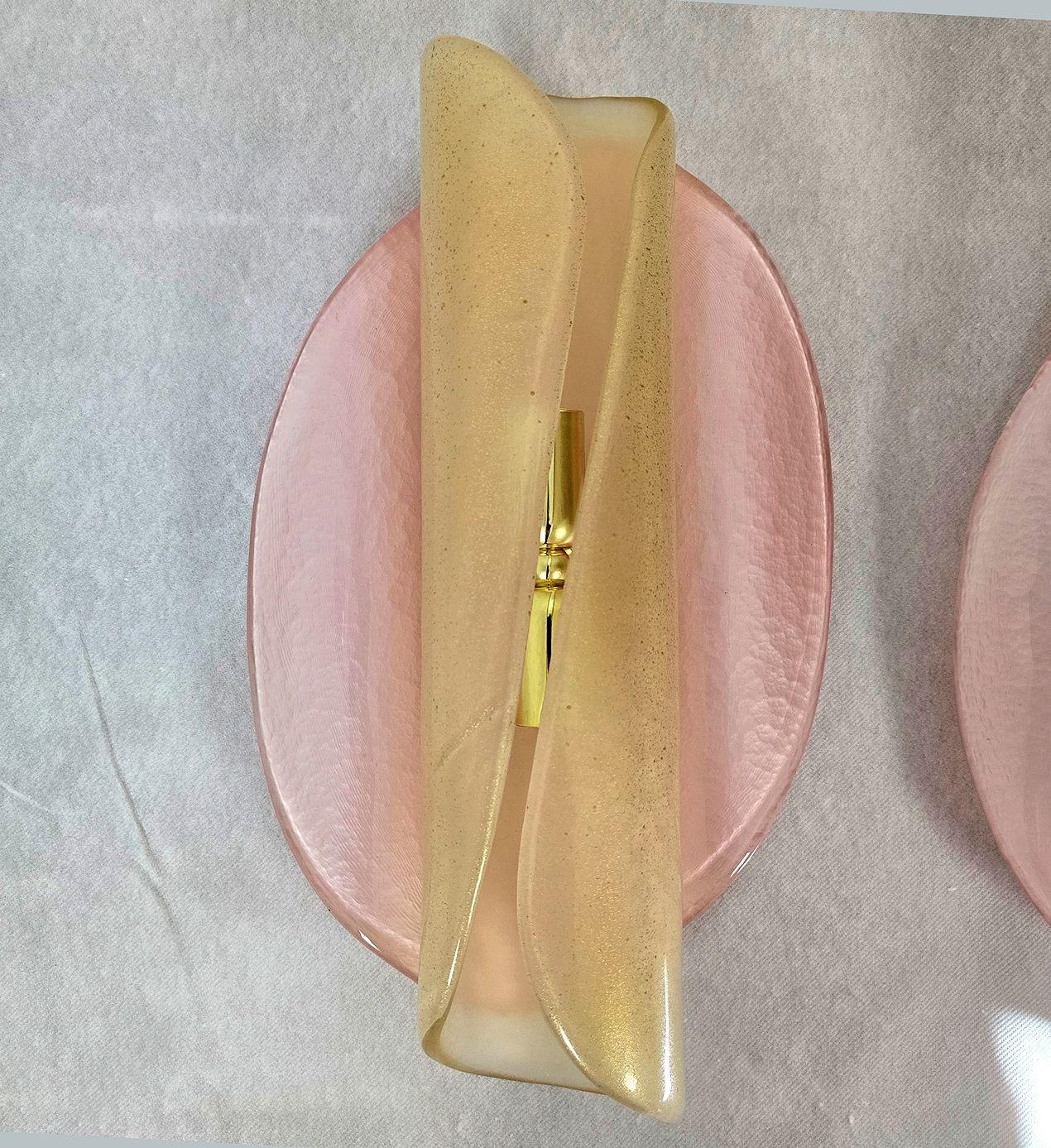 Mid-Century moderno Coppia di appliques in vetro di Murano rosa e oro in vendita