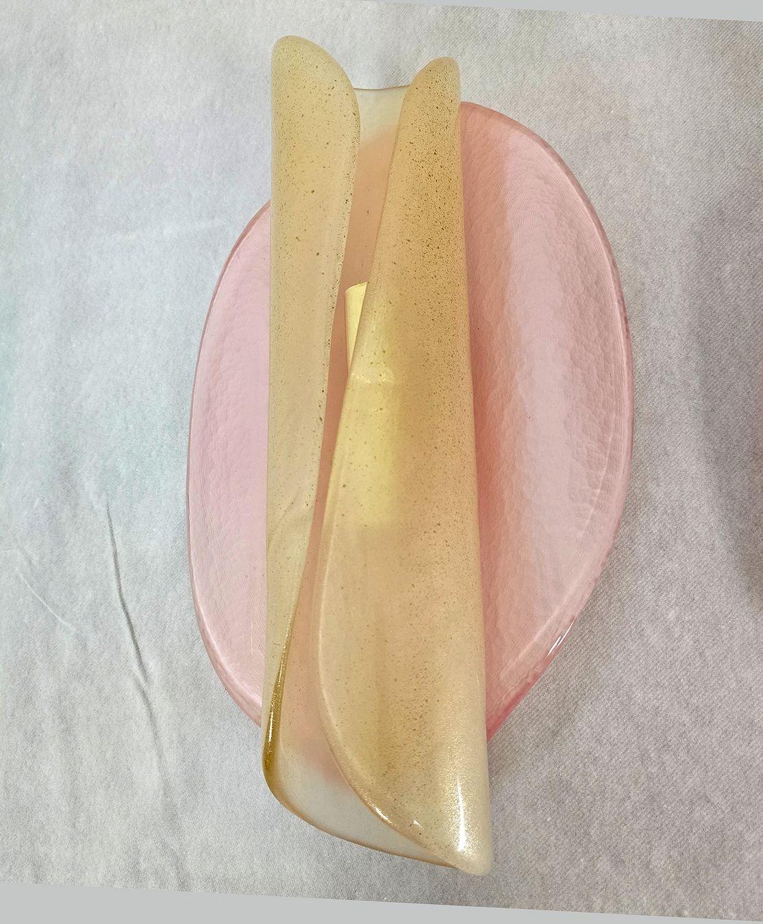 Italiano Coppia di appliques in vetro di Murano rosa e oro in vendita