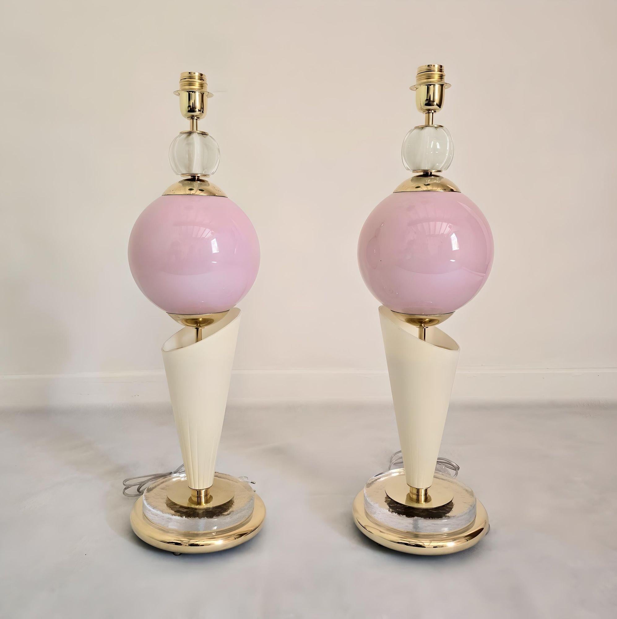 Paar moderne Murano-Glas-Tischlampen aus der Jahrhundertmitte, Italien um 1980.
Die italienischen Lampen bestehen aus verschiedenen Elementen aus handgefertigtem Murano-Glas mit Messingbeschlägen.
Der Sockel der Lampe besteht aus einem massiven,