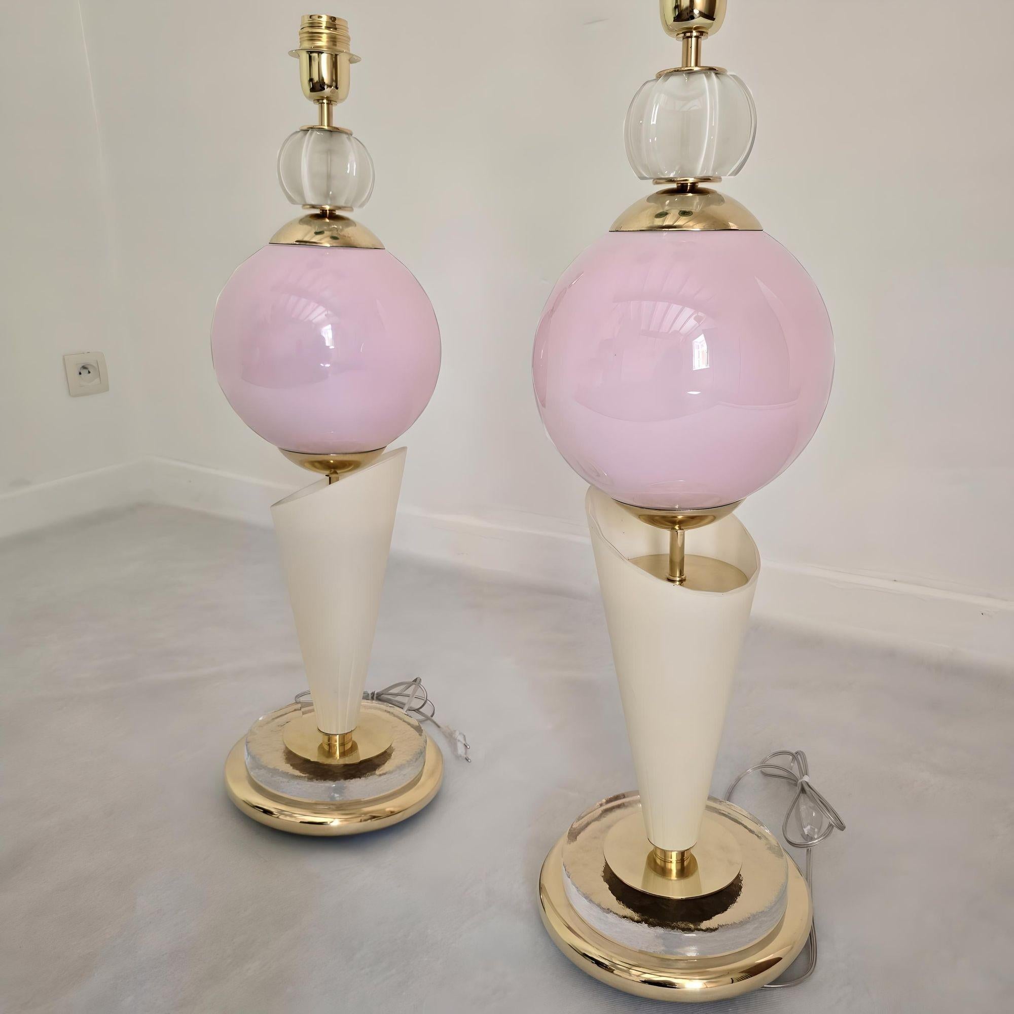 Paar Lampen aus rosa und elfenbeinfarbenem Murano-Glas (Moderne der Mitte des Jahrhunderts) im Angebot