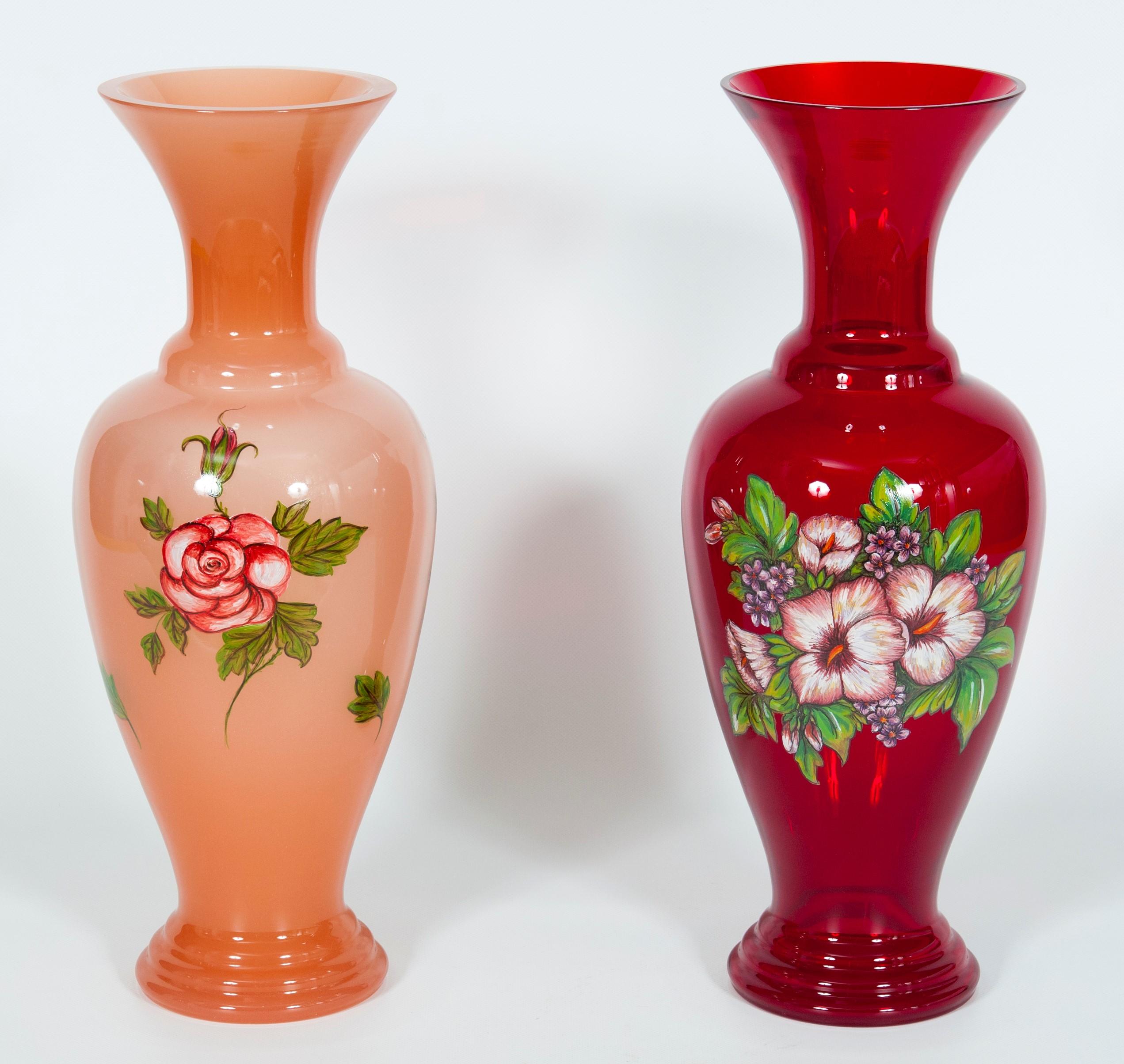 Paar rosa und rote Blumenvasen aus Murano-Glas, Kunstmalerei, 1990er Jahre, Italien.
Dieses außergewöhnliche Paar Glasvasen wurde in den 1990er Jahren auf der italienischen Insel Murano in reiner Handarbeit hergestellt, wobei die dortigen