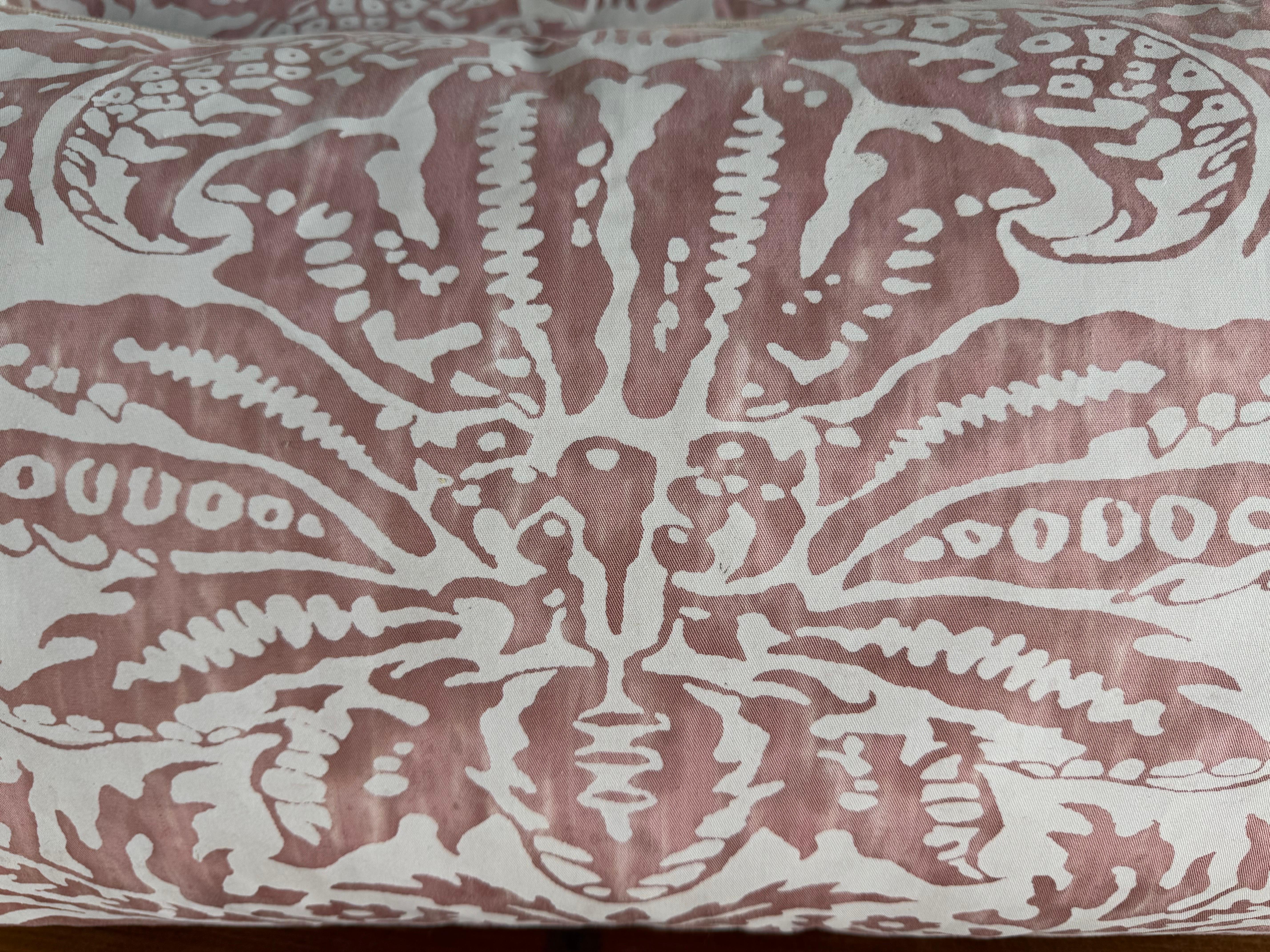 Americano Coppia di cuscini rosa e bianchi in stile Fortuny in vendita