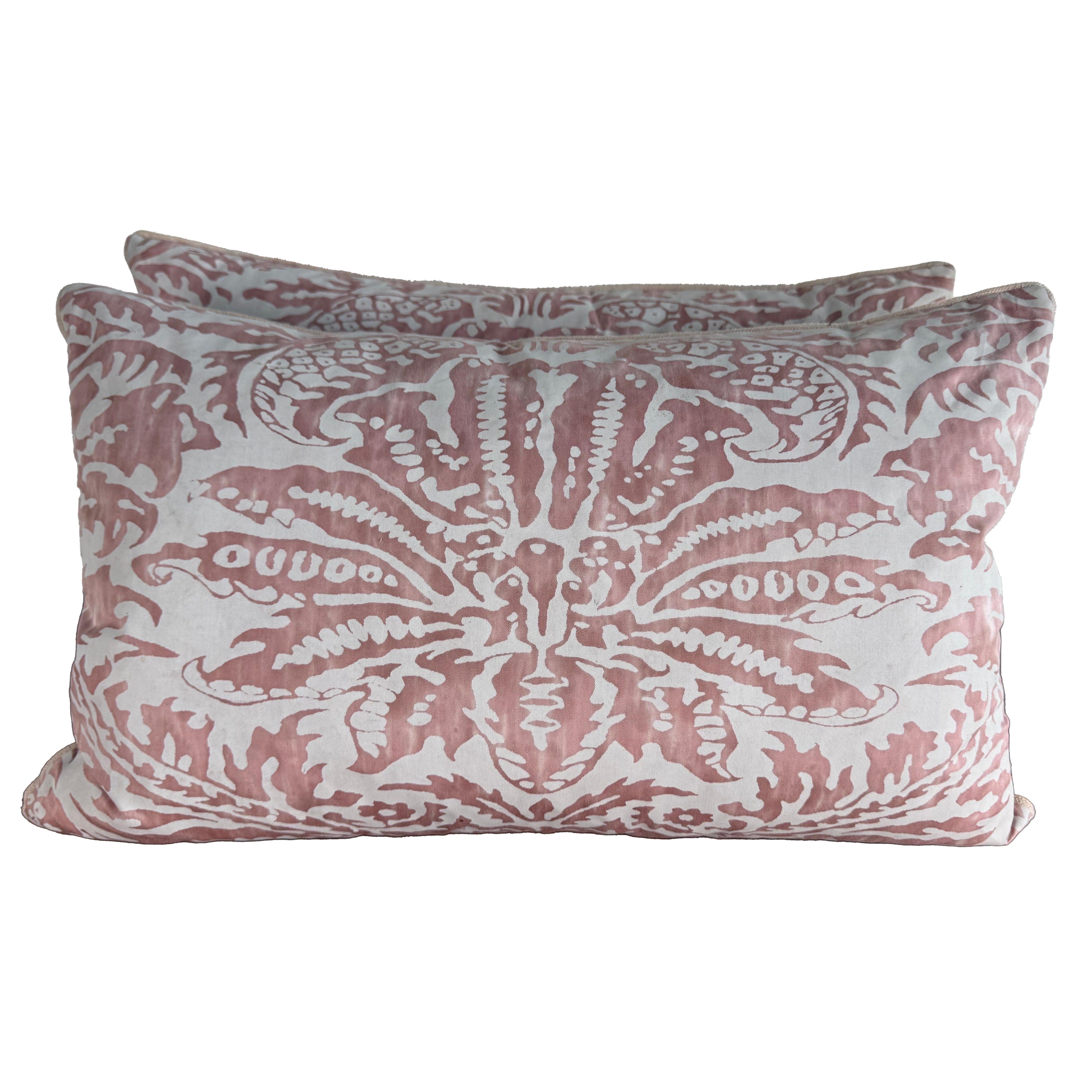 Coppia di cuscini rosa e bianchi in stile Fortuny in vendita