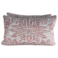 Coppia di cuscini rosa e bianchi in stile Fortuny