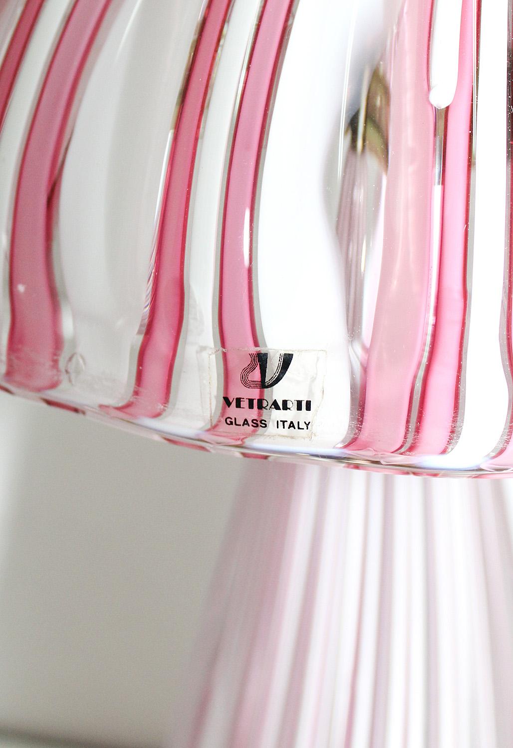 Grande paire de lampes de table en verre de Murano Vetrarti en forme de champignon rayé rose et blanc.
Idéal pour les tables de nuit ou les tables d'appoint de la chambre à coucher.
Fonctionne avec un interrupteur à 2 voies pour une lumière