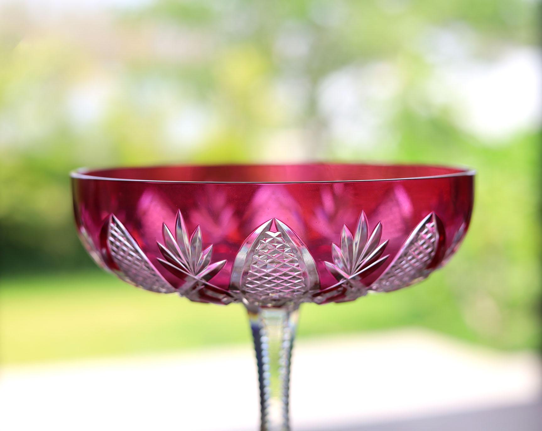 Creado para el zar Nicolás II, este cuenco de cristal transparente -recubierto de cristal coloreado con un tallo alto, una base festoneada y decoraciones de diamantes y hojas de palmera- es espectacular. Este excepcional conjunto conquistó a muchos