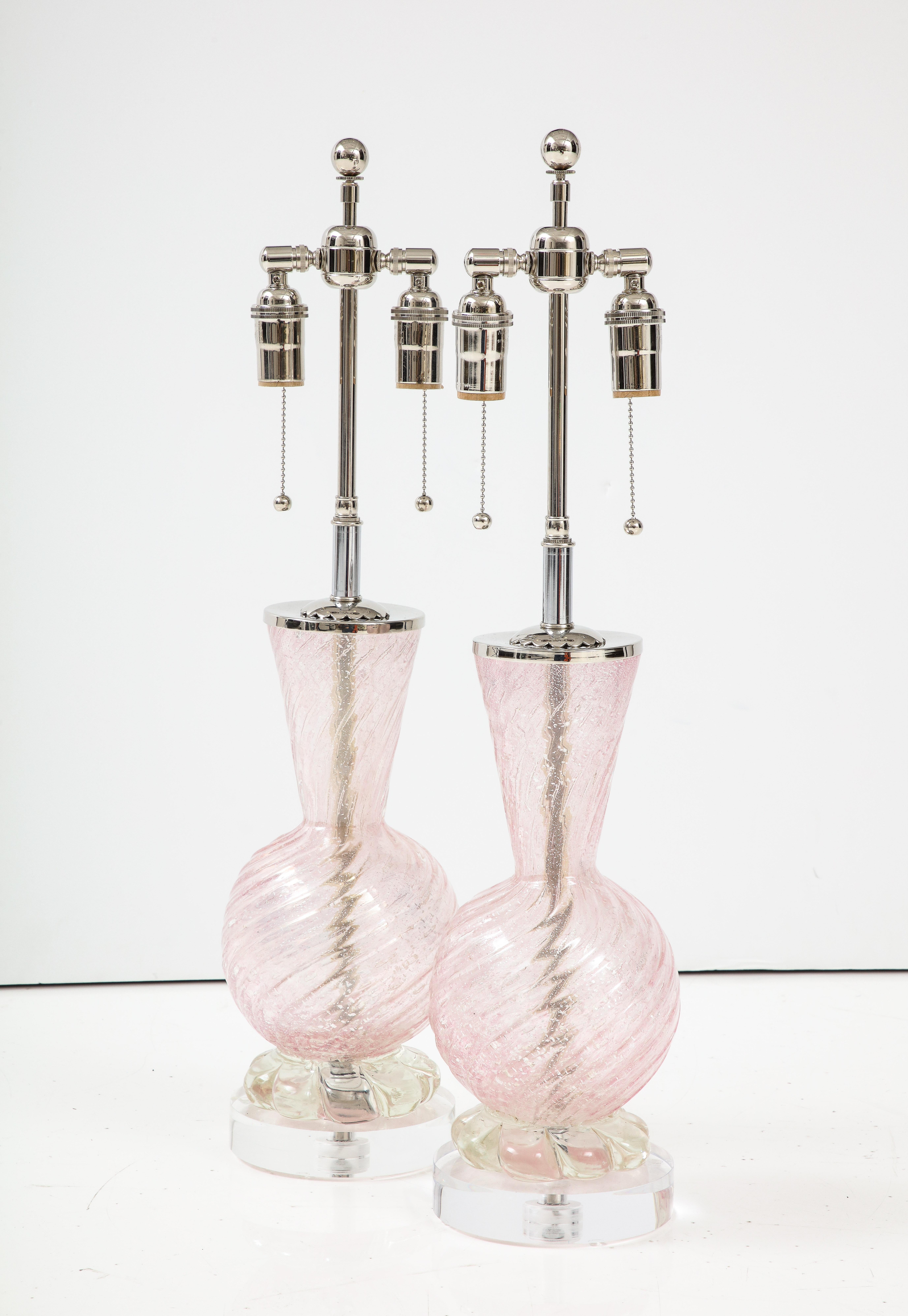 Zwei Lampen aus blassrosa Murano-Glas mit Silberstaubeinschlüssen.
Die Lampen sitzen auf dicken Sockeln aus Lucit und wurden neu verkabelt mit verstellbaren
Polierte Nickel-Doppelbündel, die Glühbirnen in Standardgröße aufnehmen.
Die Höhe bis zur