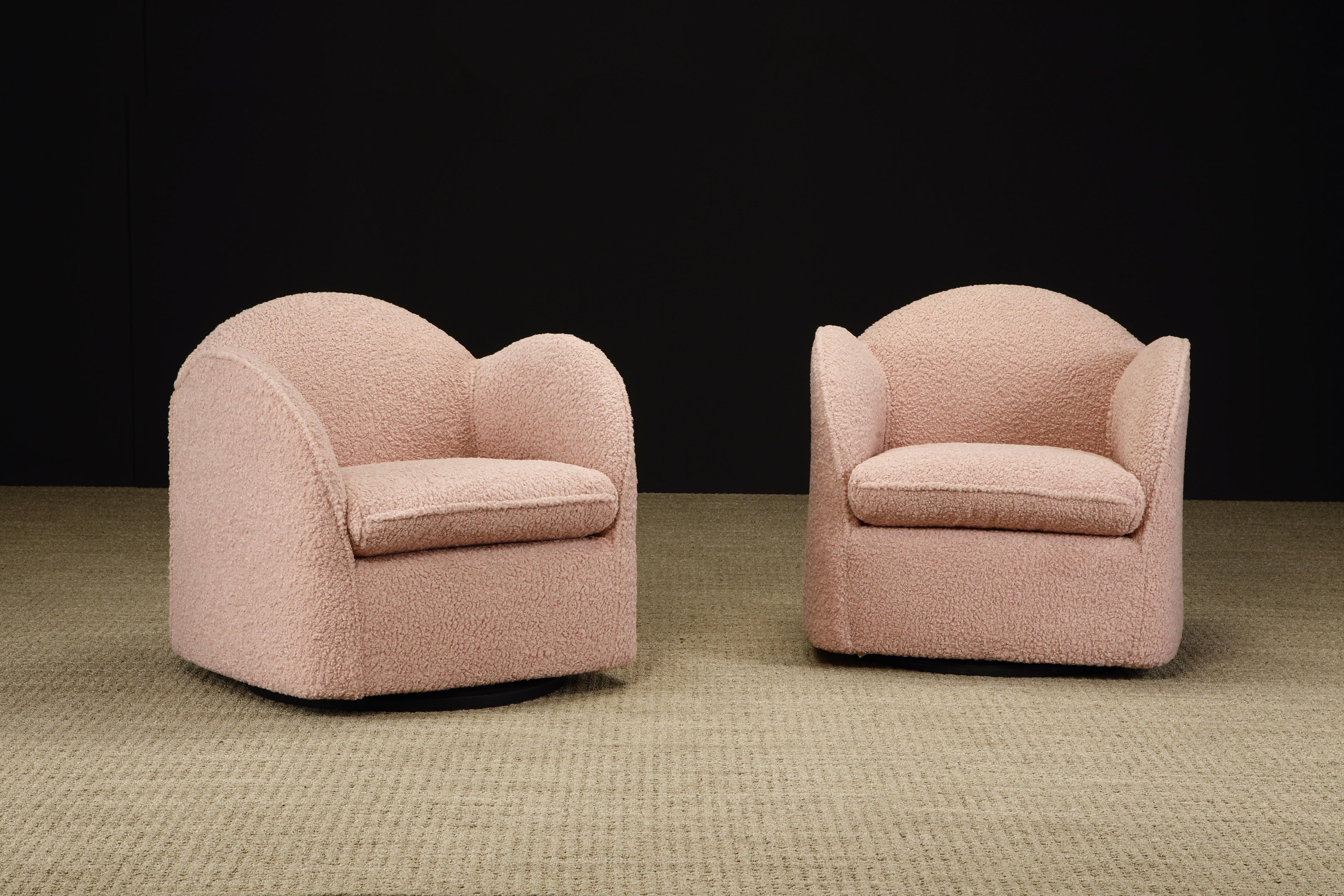 Cette magnifique et très unique paire de fauteuils club pivotants a été récemment retapissée dans un tissu bouclé rose doux et nubby, les deux fauteuils sont signés avec des étiquettes Directional et produits dans les années 1980. 

Ce dessin est