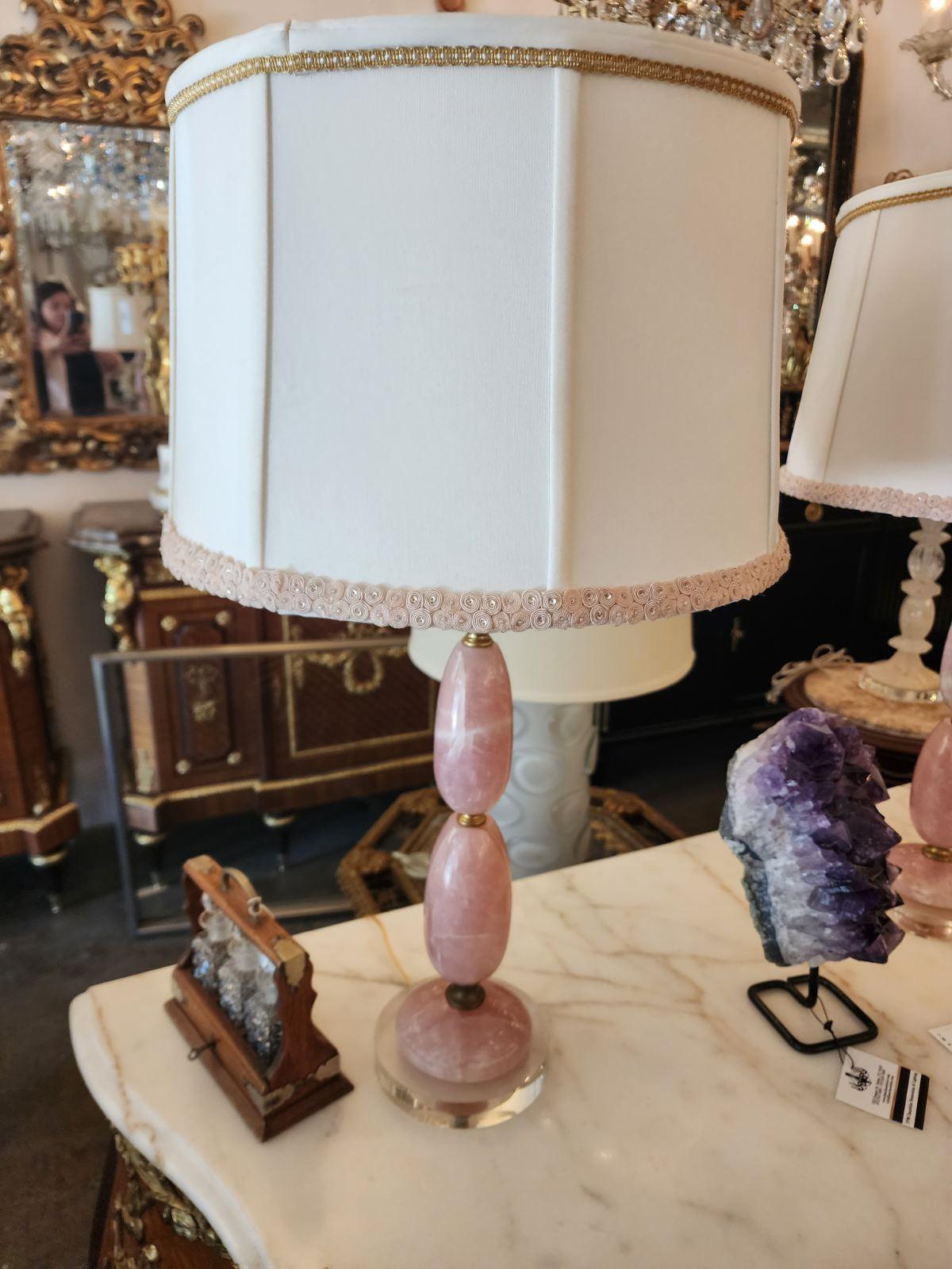Paar rosa brasilianische Bergkristall-Tischlampen  im Zustand „Neu“ im Angebot in Dallas, TX