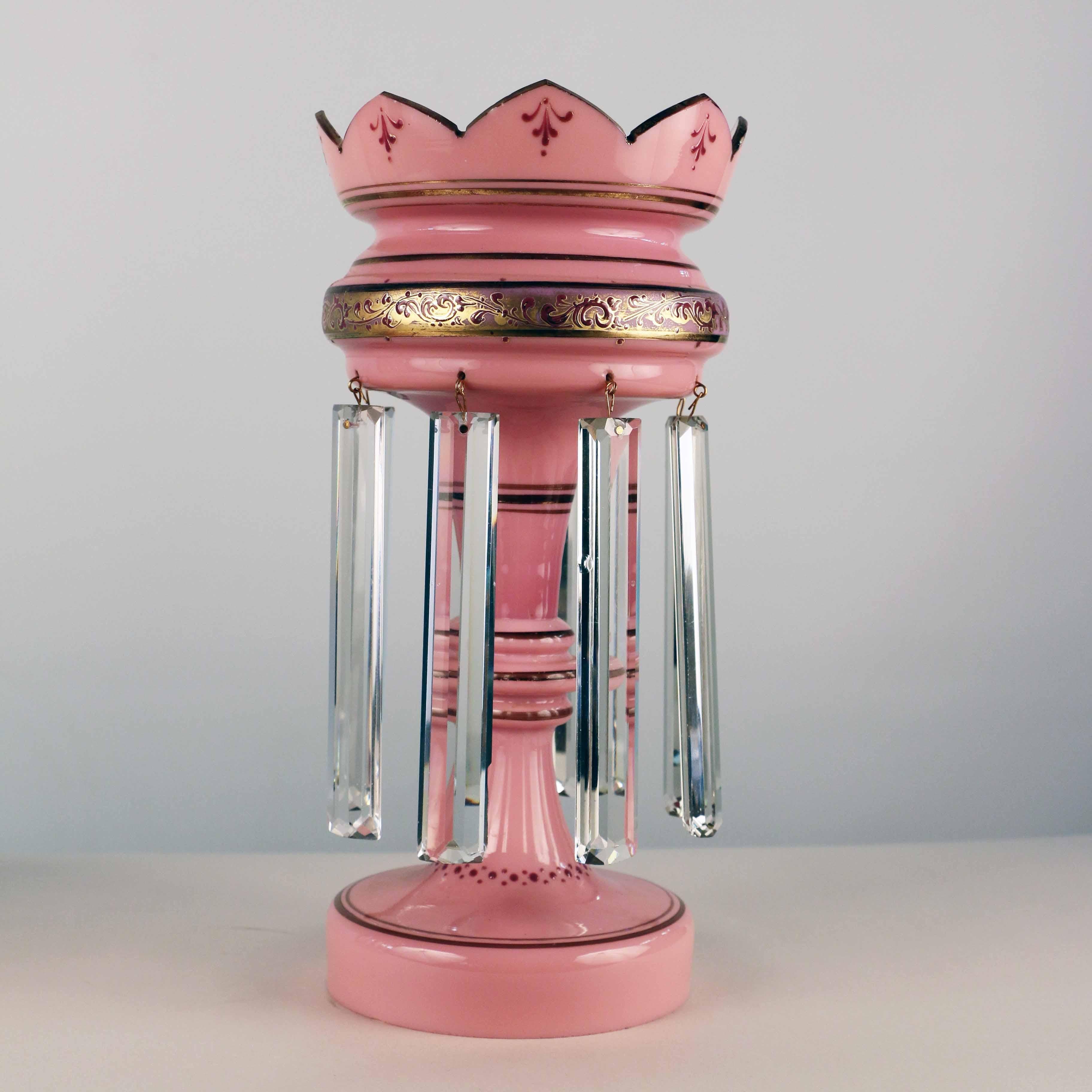 Coppia di lustri da tavolo vittoriani in vetro di Bristol incassati in rosa su vetro bianco dorato e smaltato, appesi con lunghi prismi pendenti in cristallo.
Questa coppia è in stile vittoriano. Sono a forma di urna, con corone in evidenza su