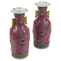 Pareja de jarrones chinos de porcelana rosa policromada y superpuesta