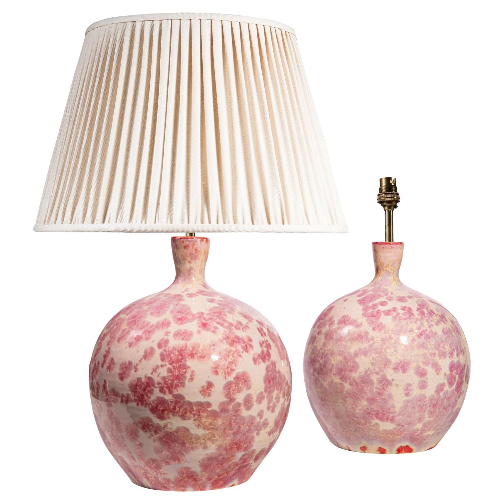 Paire de lampes-vases en cristal rose émaillé